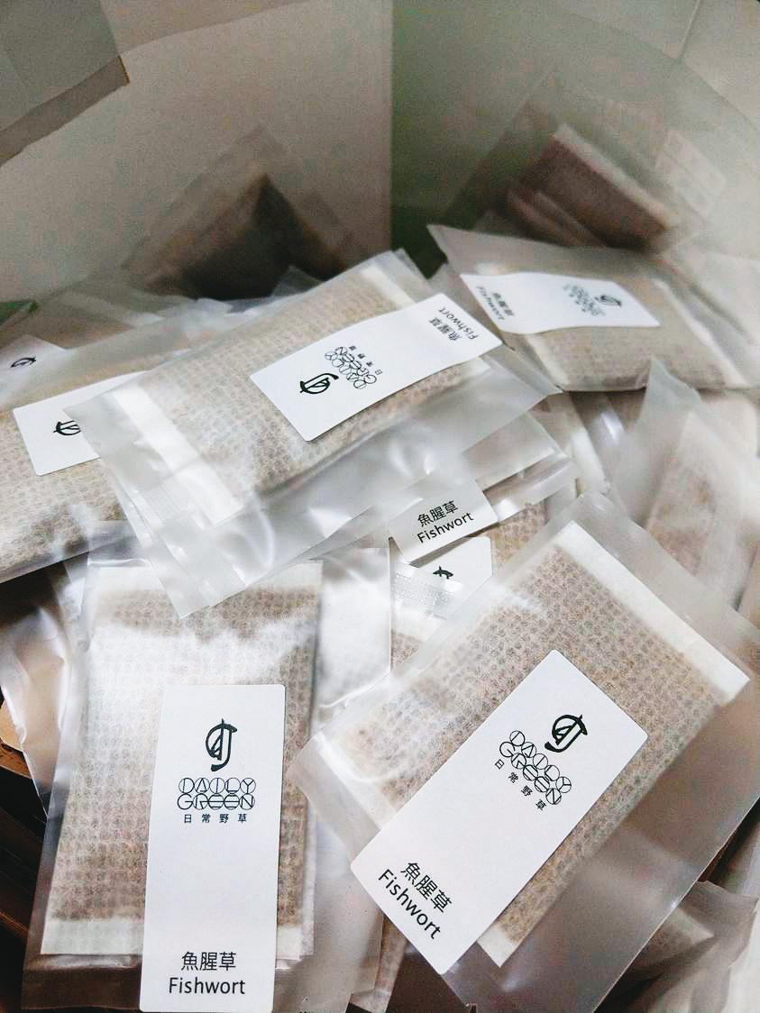 魚腥草能保健肺部與呼吸道,捐贈的單包裝茶包方便飲用。(翻攝自林立青臉書)