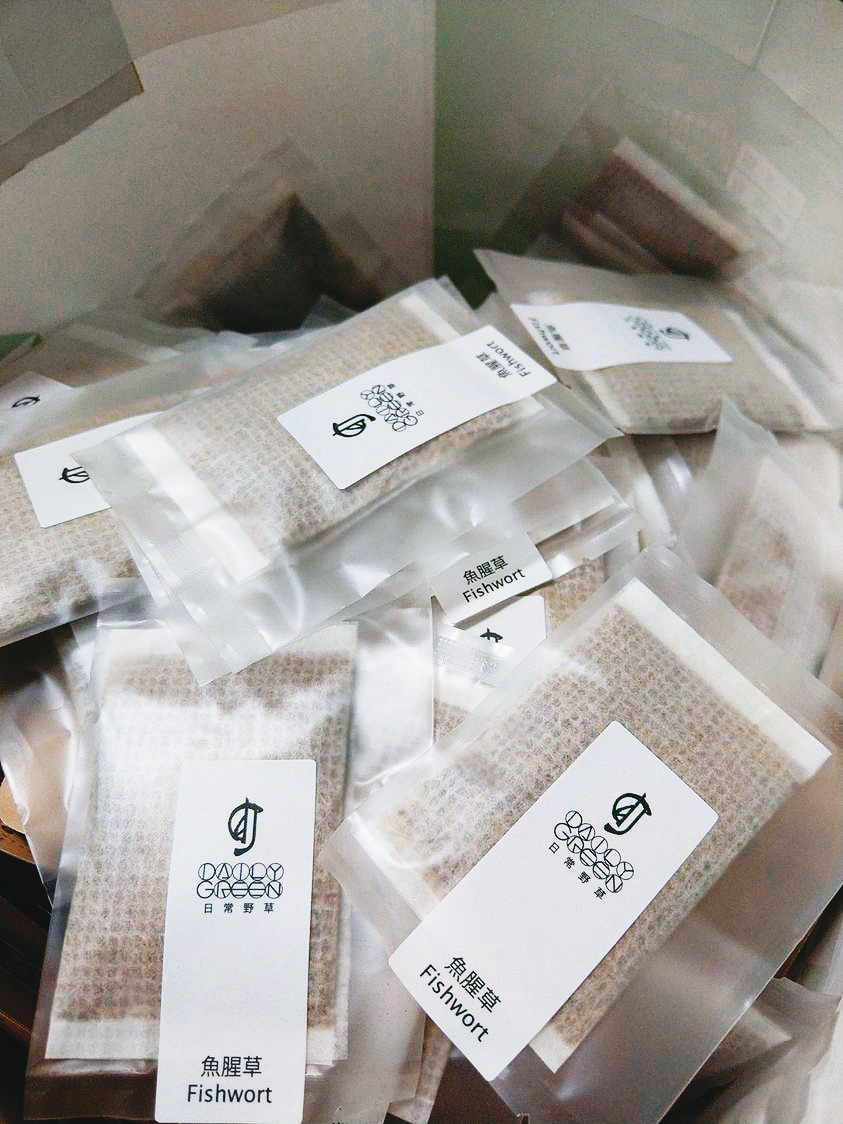 魚腥草能保健肺部與呼吸道，捐贈的單包裝茶包方便飲用。（翻攝自林立青臉書）
