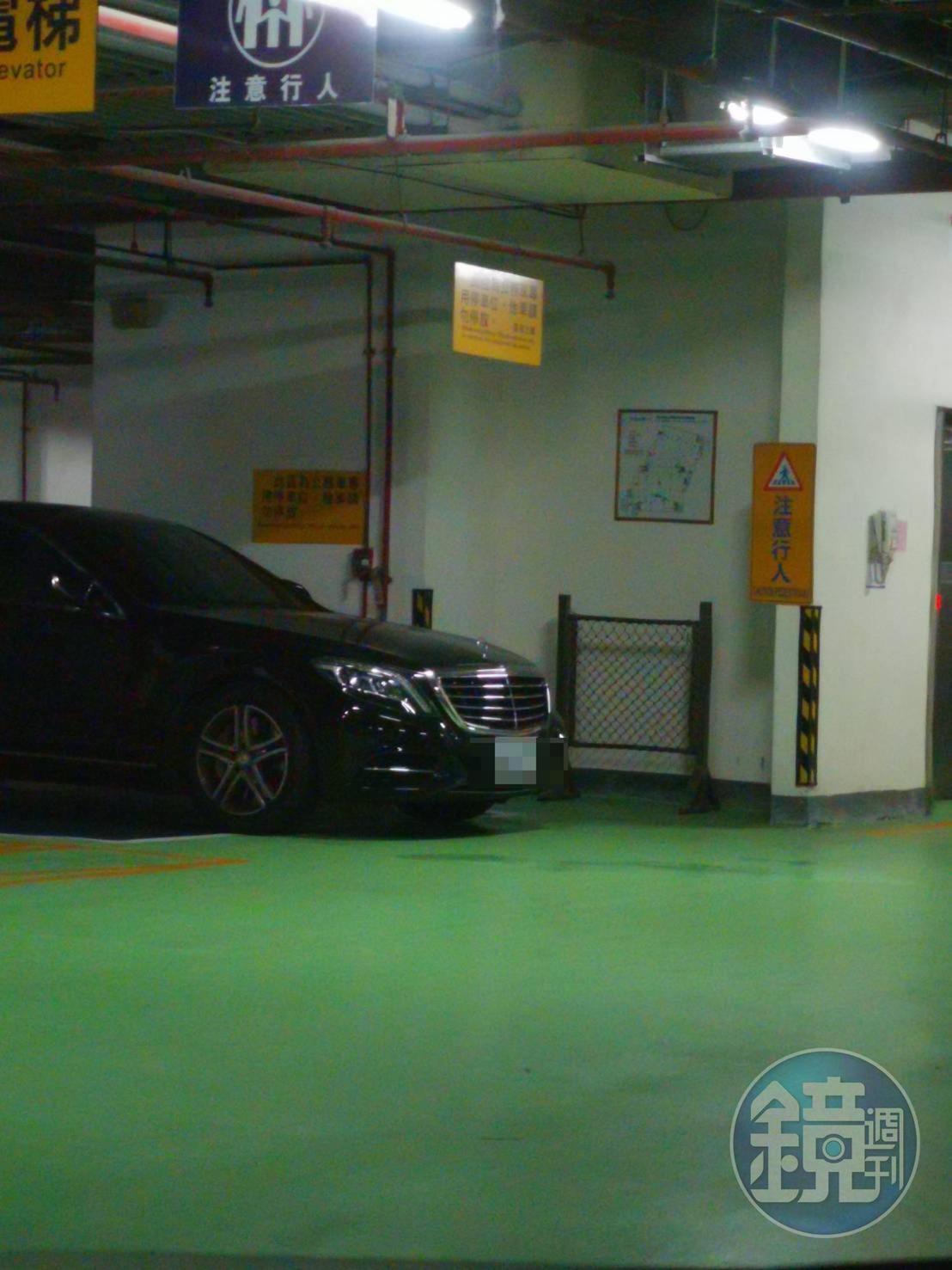 投訴人指出,被董事長媳婦開走的賓士公務車,近一週無人再駕駛。(讀者提供)