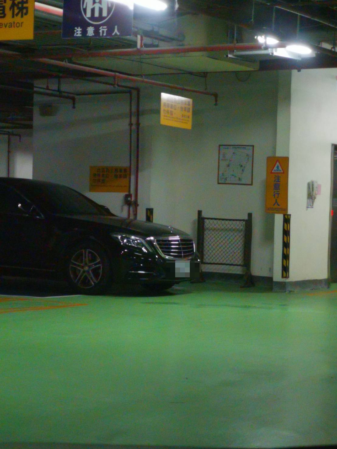 投訴人指出，被董事長媳婦開走的賓士公務車，近一週無人再駕駛。（讀者提供）
