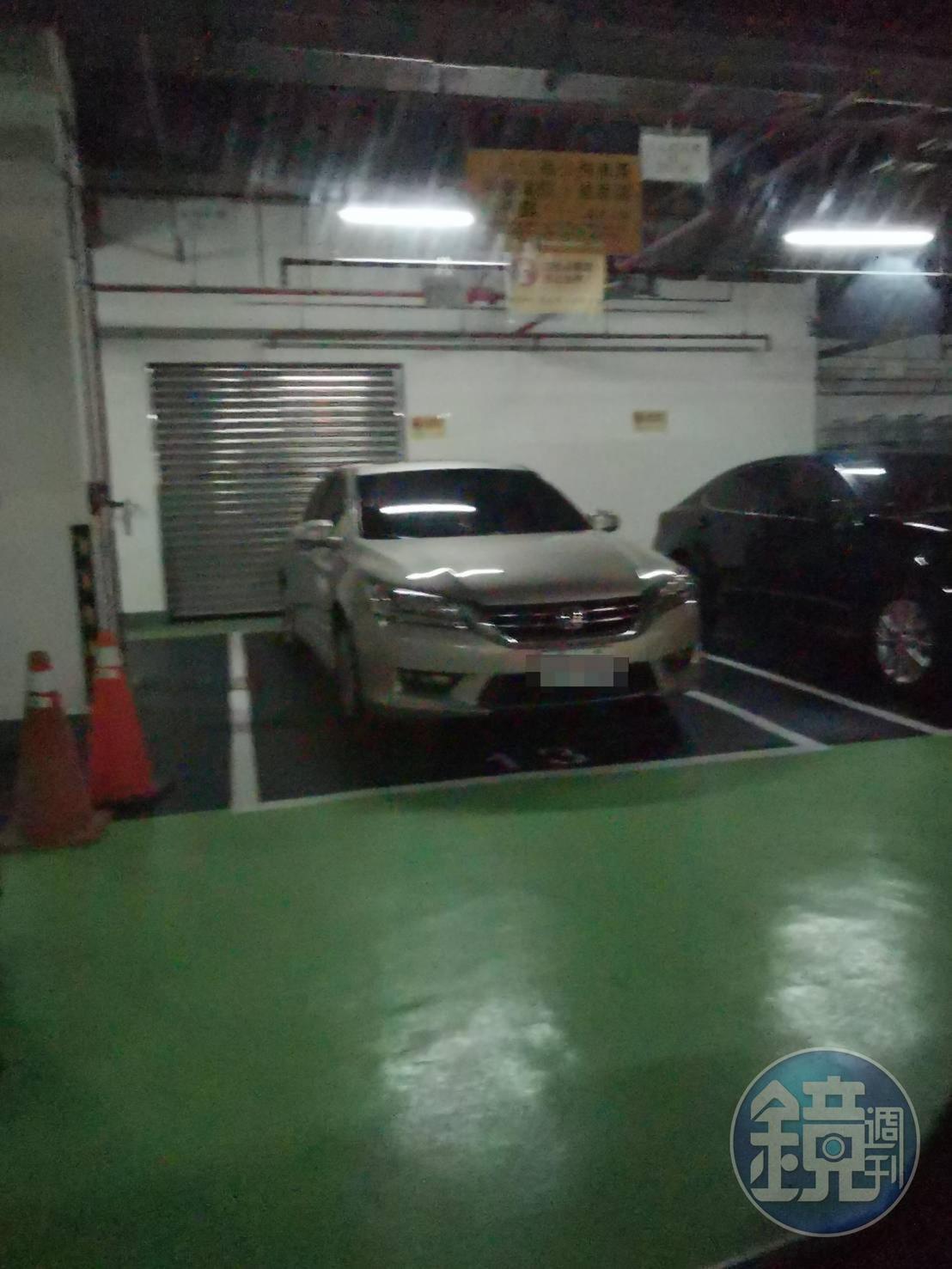 另一輛Lexus公務車也好端端地停在地下停車場。(讀者提供)