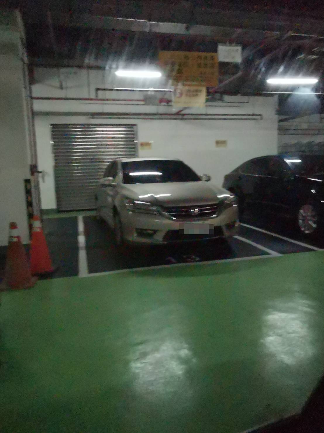 另一輛Lexus公務車也好端端地停在地下停車場。（讀者提供）