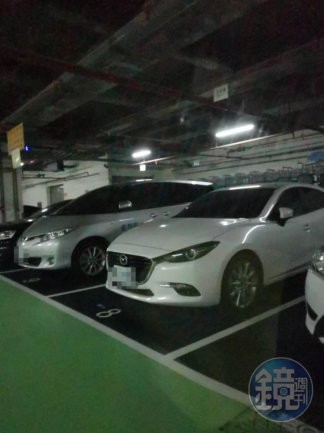 被教職員指控失蹤的白色馬3公務車,突然出現在地下停車場。(讀者提供)