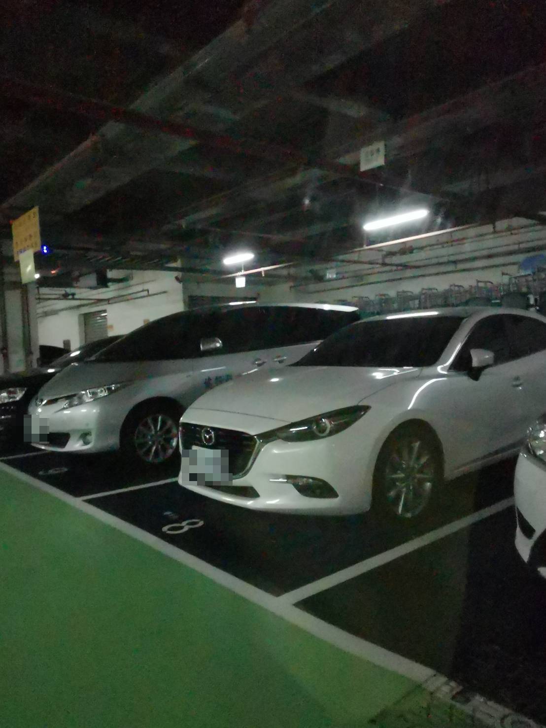 被教職員指控失蹤的白色馬3公務車，突然出現在地下停車場。（讀者提供）