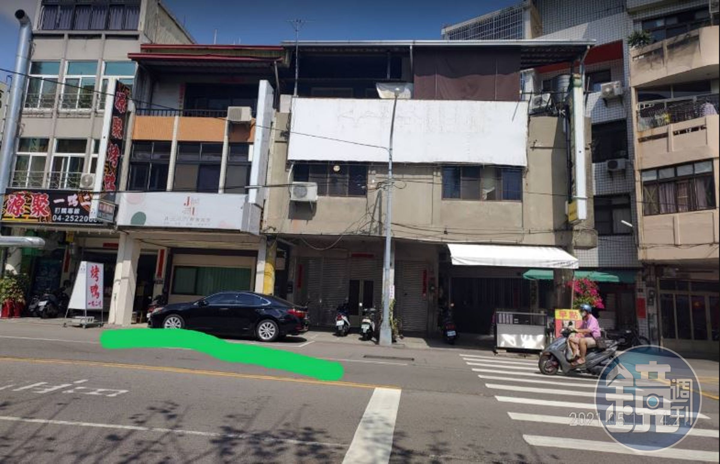 豐區原中山路386號和388號門口的車格，從身障車位變成一般車位，現在又要畫黃線了。（讀者提供）