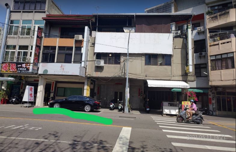 豐區原中山路386號和388號門口的車格，從身障車位變成一般車位，現在又要畫黃線了。（讀者提供）