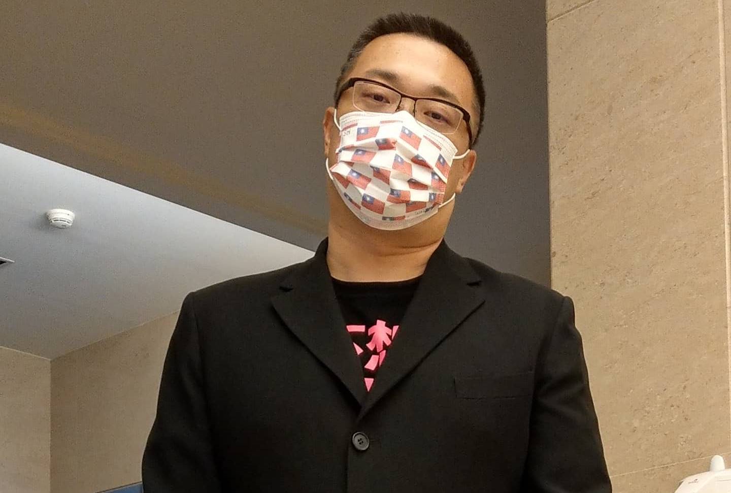 朱學恒送4盆花籃給衛福部疾管署，引發外界熱議論。（翻攝自朱學恒臉書）