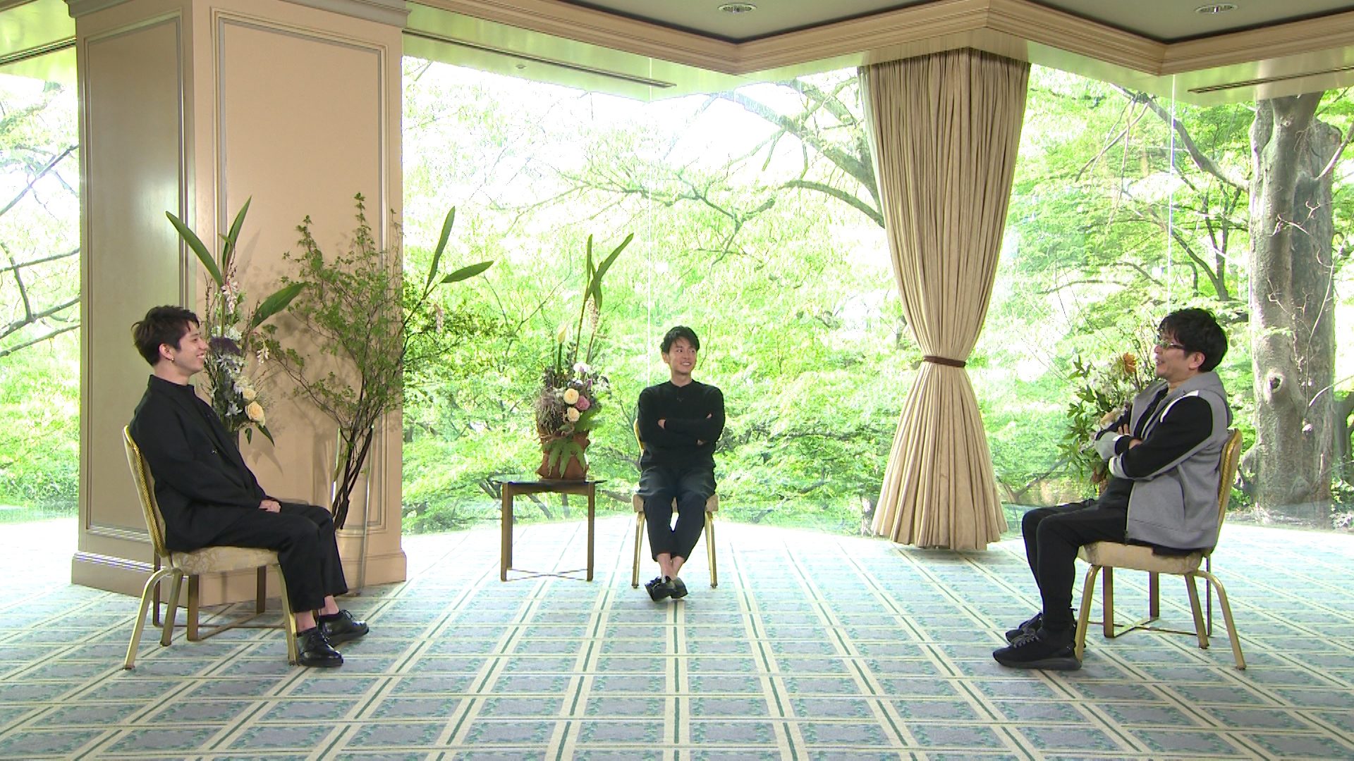 佐藤健（中）和Taka、《神劍闖江湖》電影導演大友啓史對談，從入行契機聊到結婚觀。（翻攝自富士電視台）