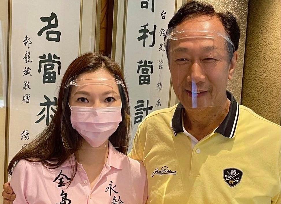郭台銘在臉書呼籲大家在逆境下更需團結,並報告已完成申請疫苗的程序。(翻攝自郭台銘臉書)