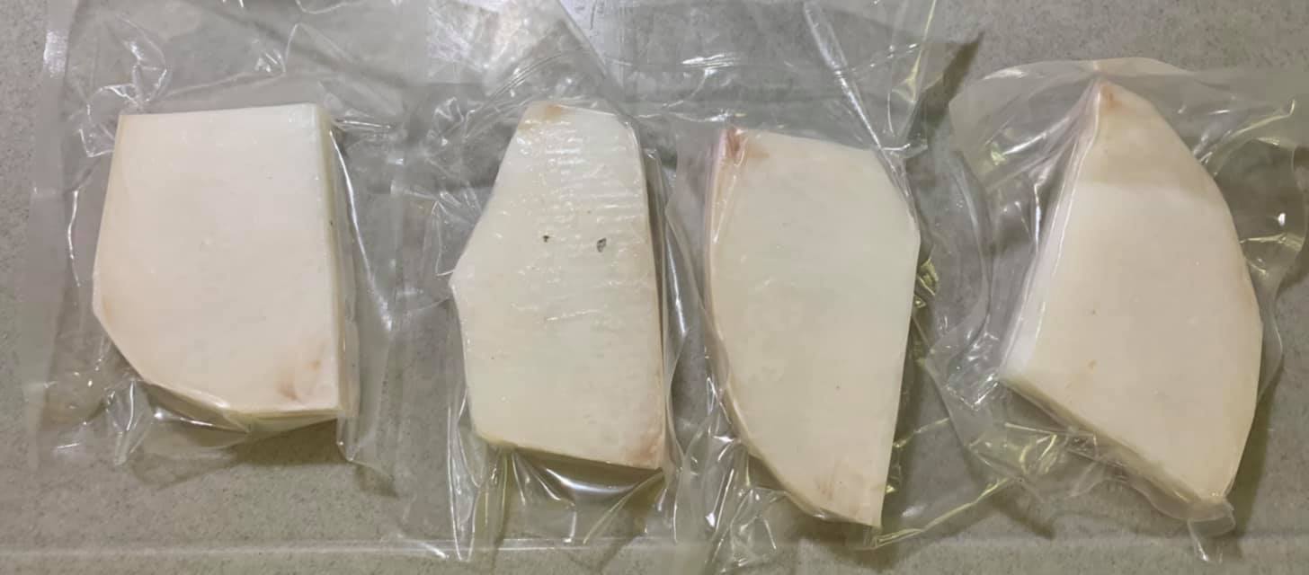 準備4片已經去骨去皮的冰島圓鱈，每片都切成2.5公分厚。
