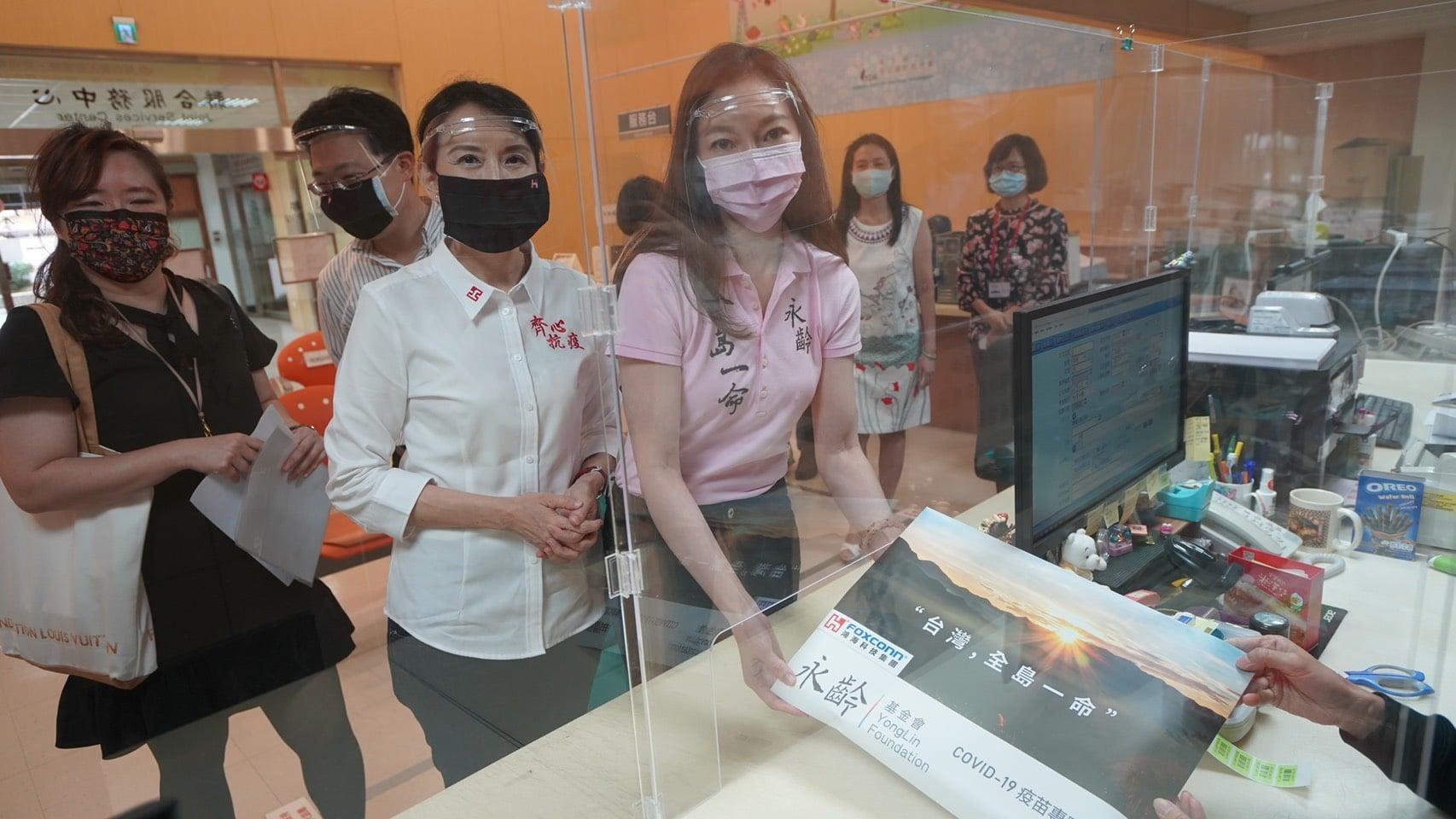 郭台銘今天請太太曾馨瑩為代表,遞交申請疫苗相關文件。(翻攝自郭台銘臉書)