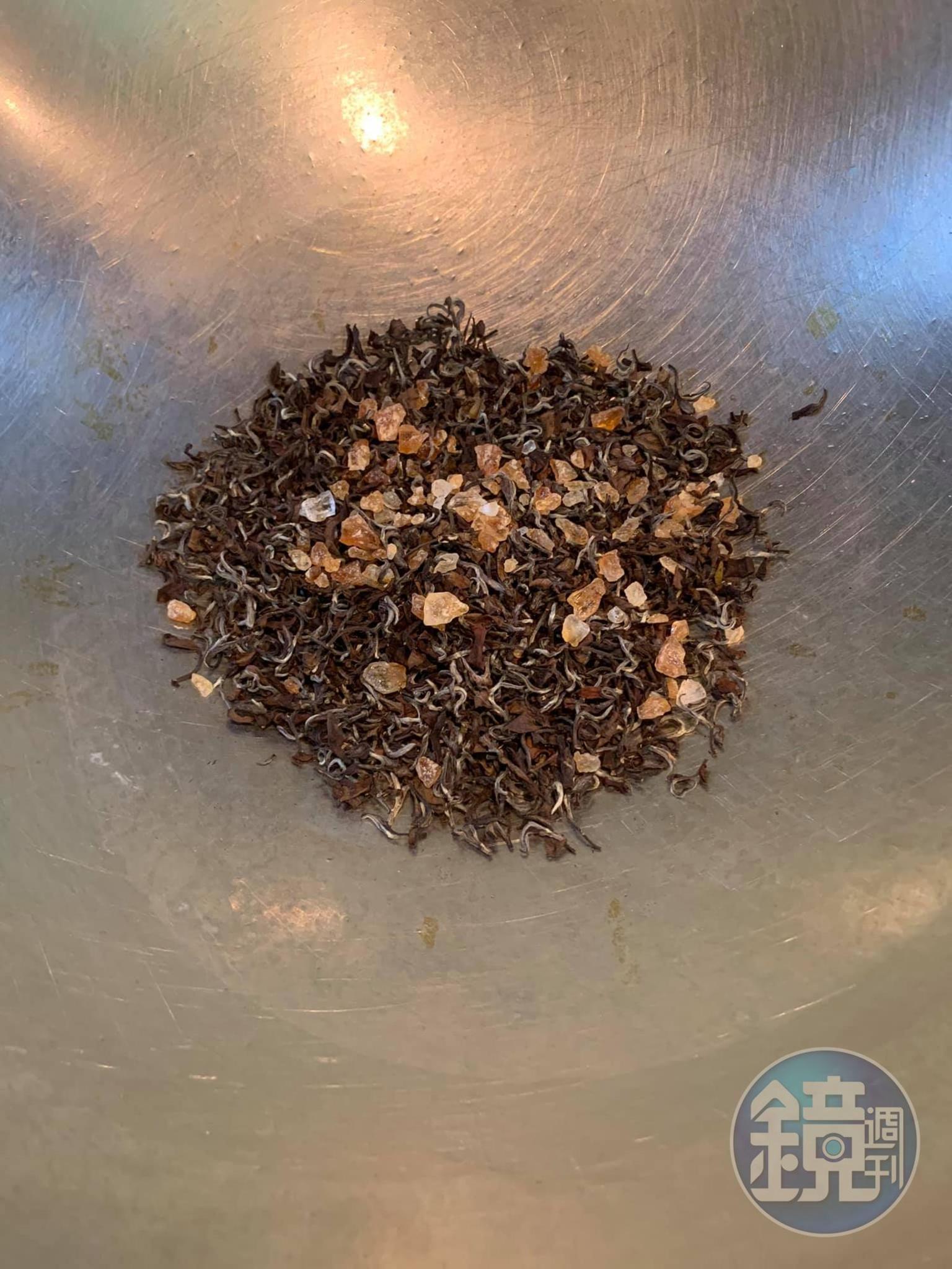 今天用白毫烏龍加冰糖。