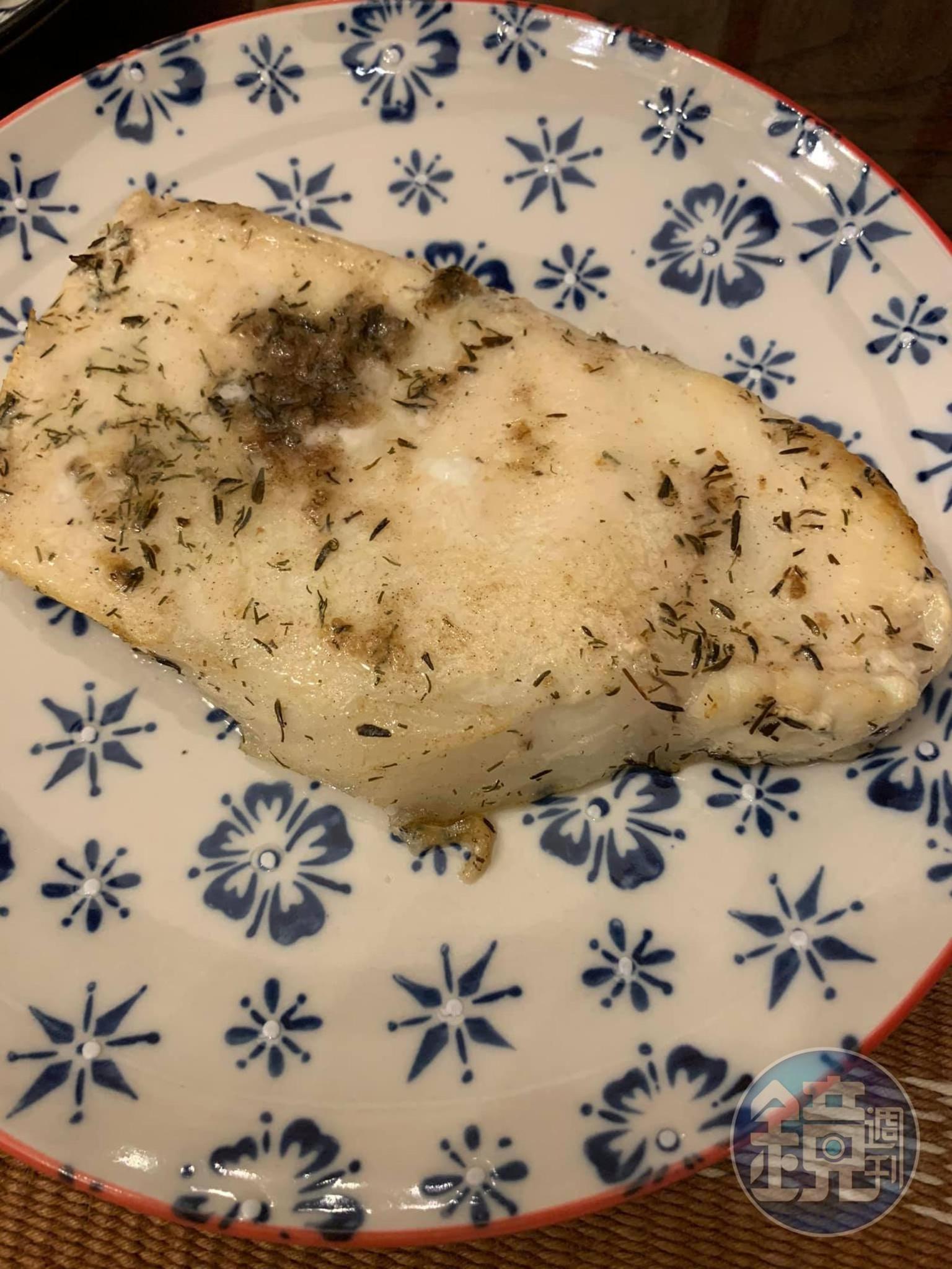 煙燻圓鱈表面酥香,東方美人茶香與義大利香料完美結合。