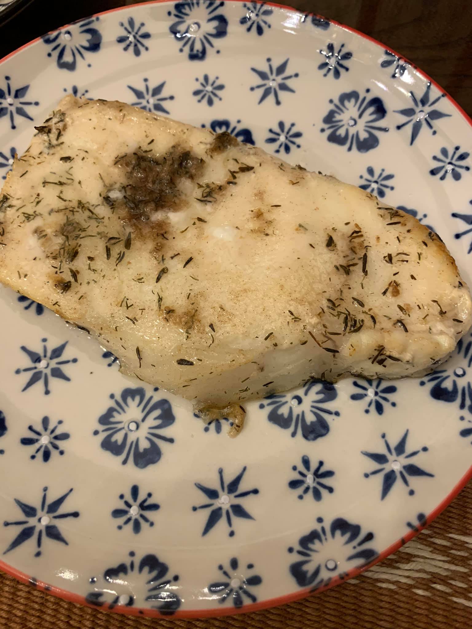 煙燻圓鱈表面酥香，東方美人茶香與義大利香料完美結合。