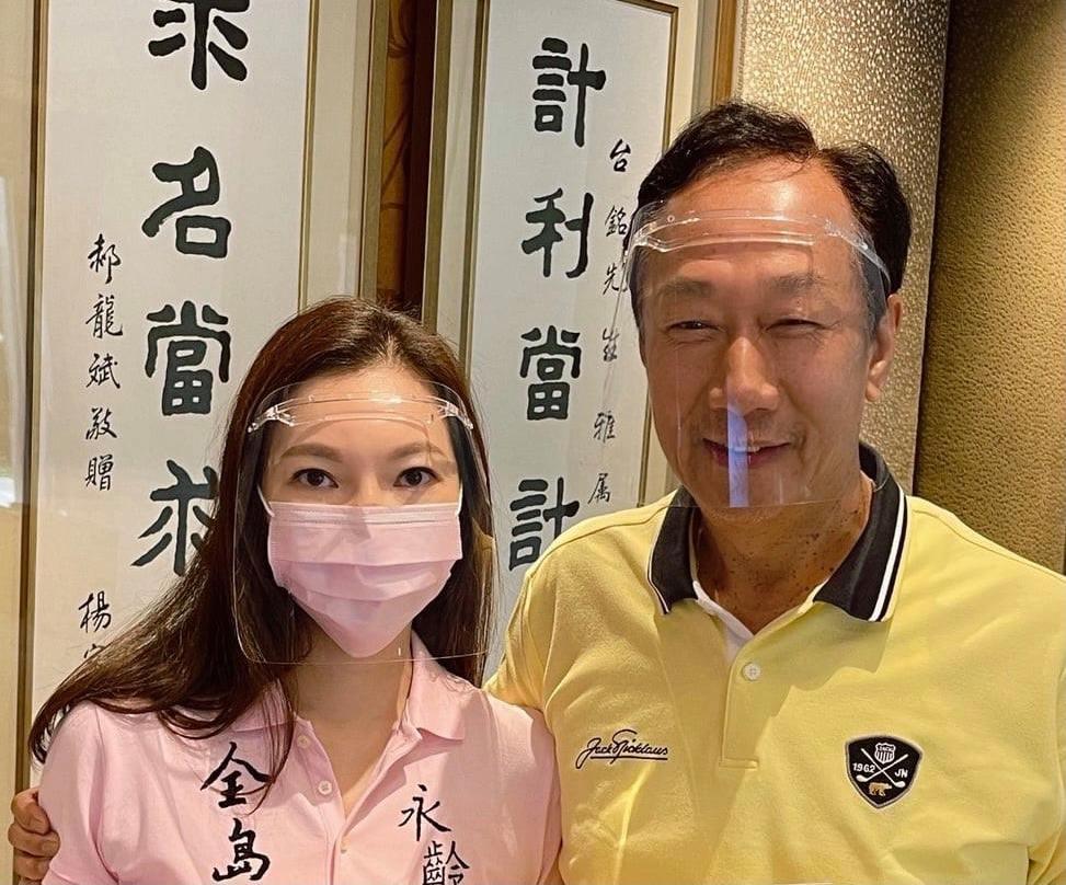 郭台銘(右)今派夫人曾馨瑩(左)去送件。(翻攝郭台銘臉書)