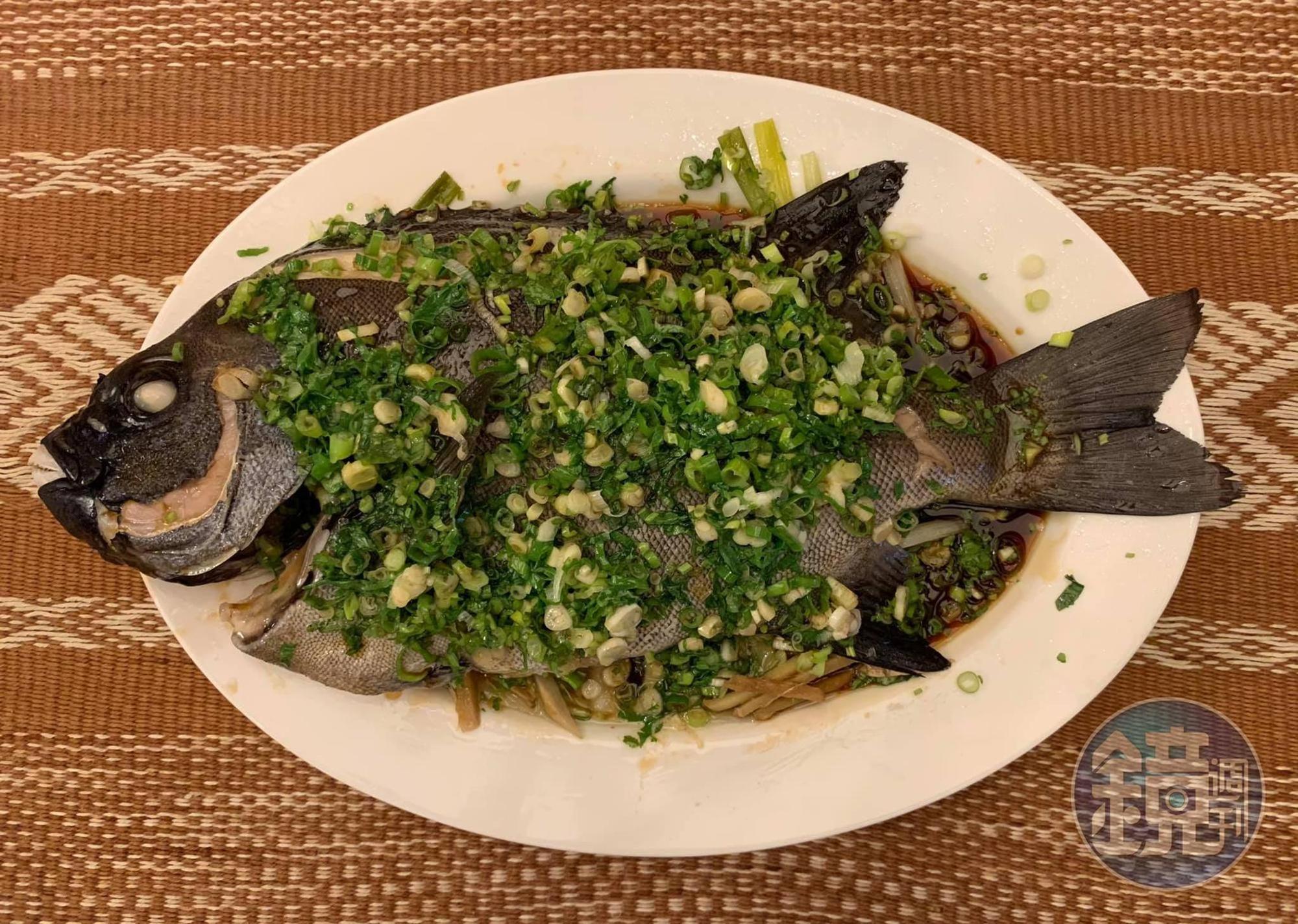 「清蒸石鯛魚」做法簡單,值得一提的是少見的石鯛魚,這是一種專以海膽為食的海魚,肉質非常鮮美甘甜。