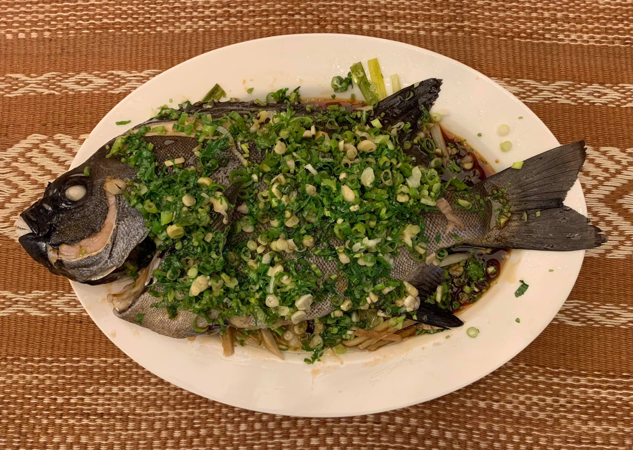 「清蒸石鯛魚」做法簡單，值得一提的是少見的石鯛魚，這是一種專以海膽為食的海魚，肉質非常鮮美甘甜。