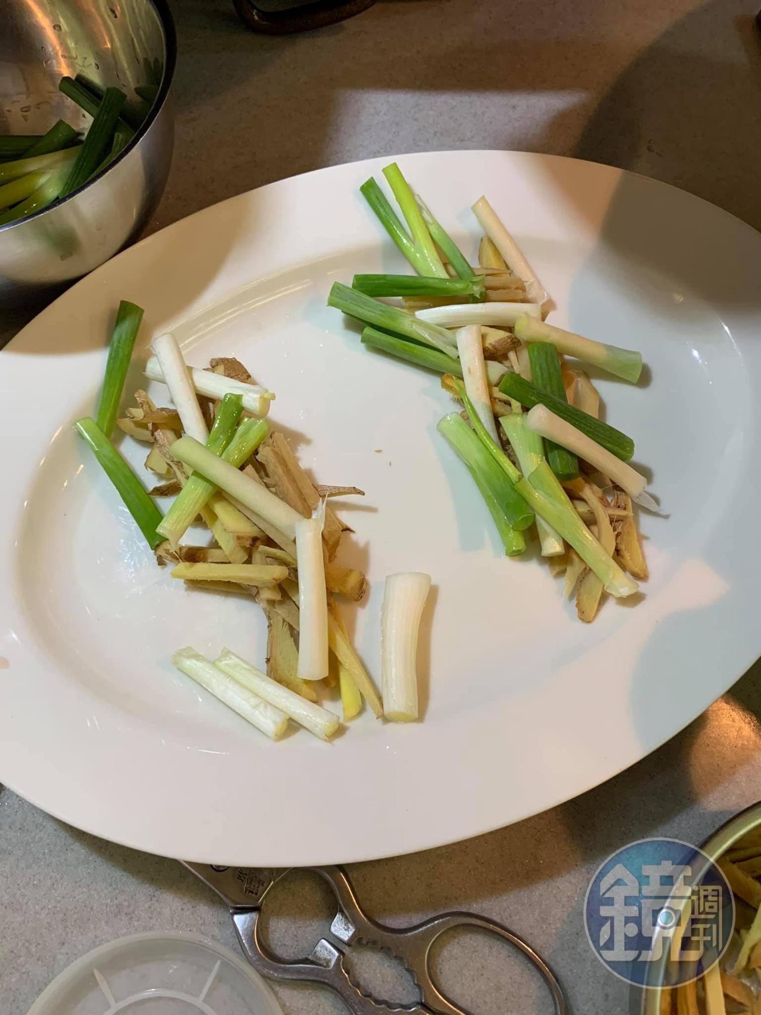 在蒸盤鋪上蔥薑柵欄。