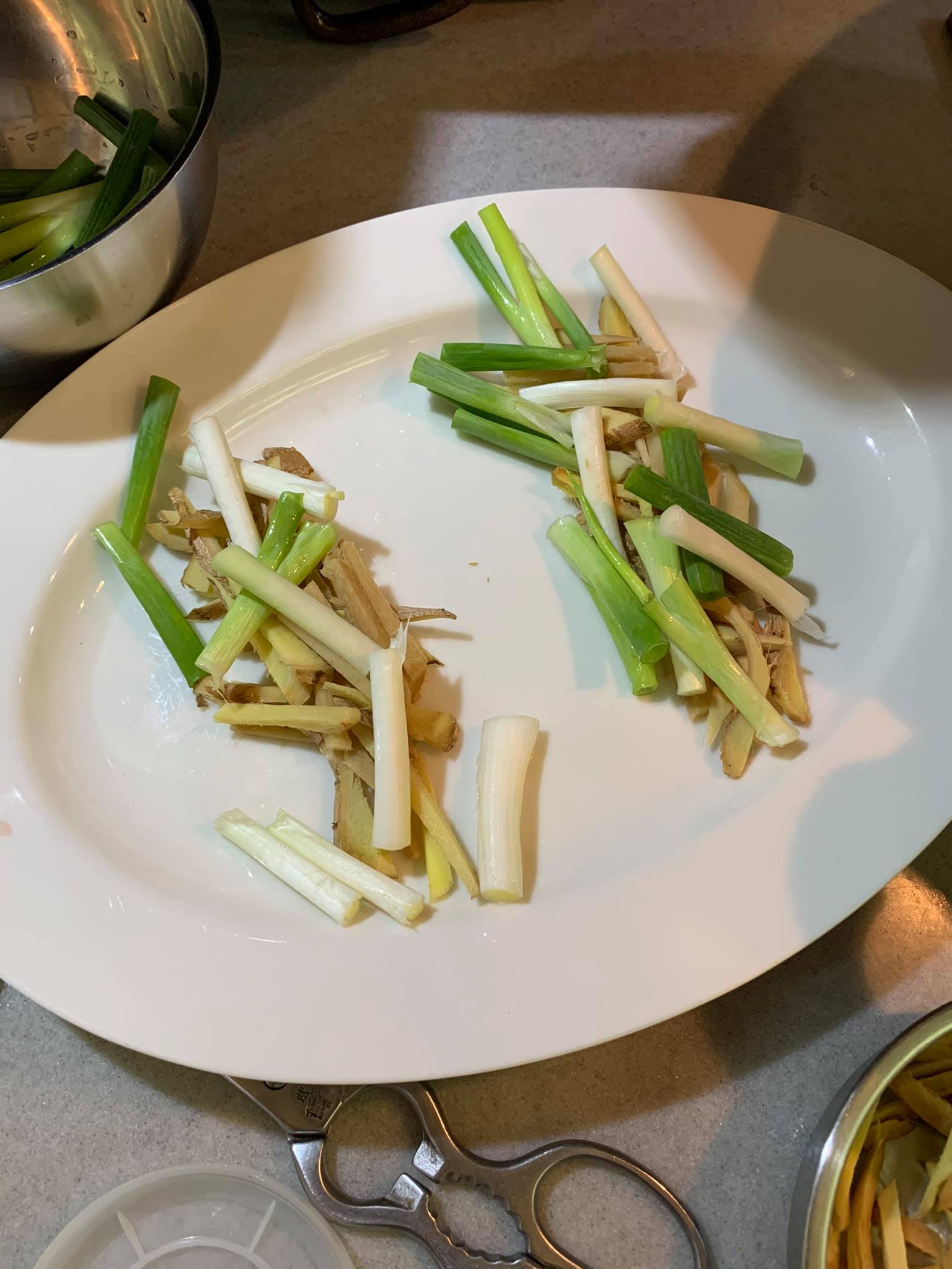 在蒸盤鋪上蔥薑柵欄。