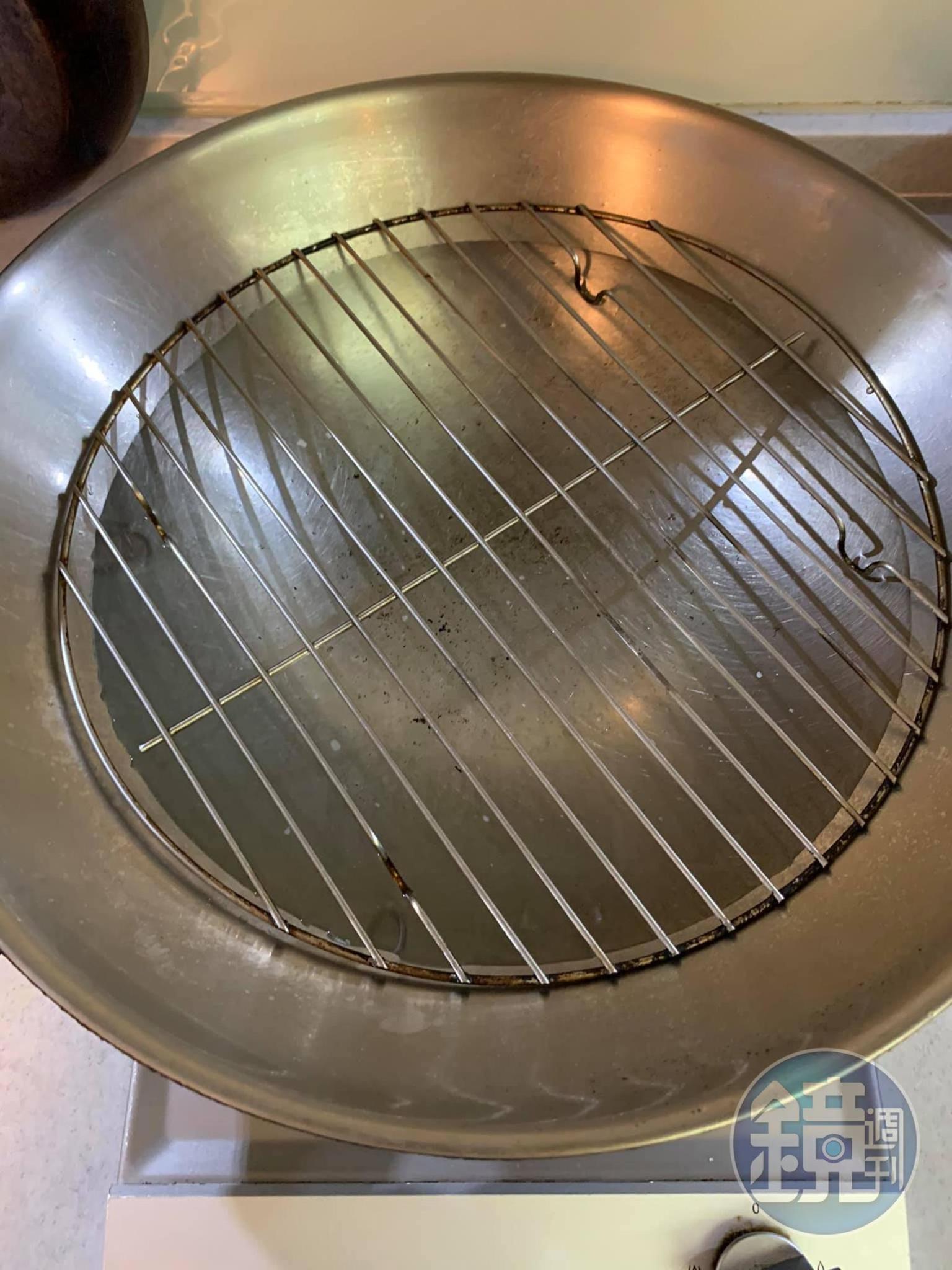 大鍋煮水。