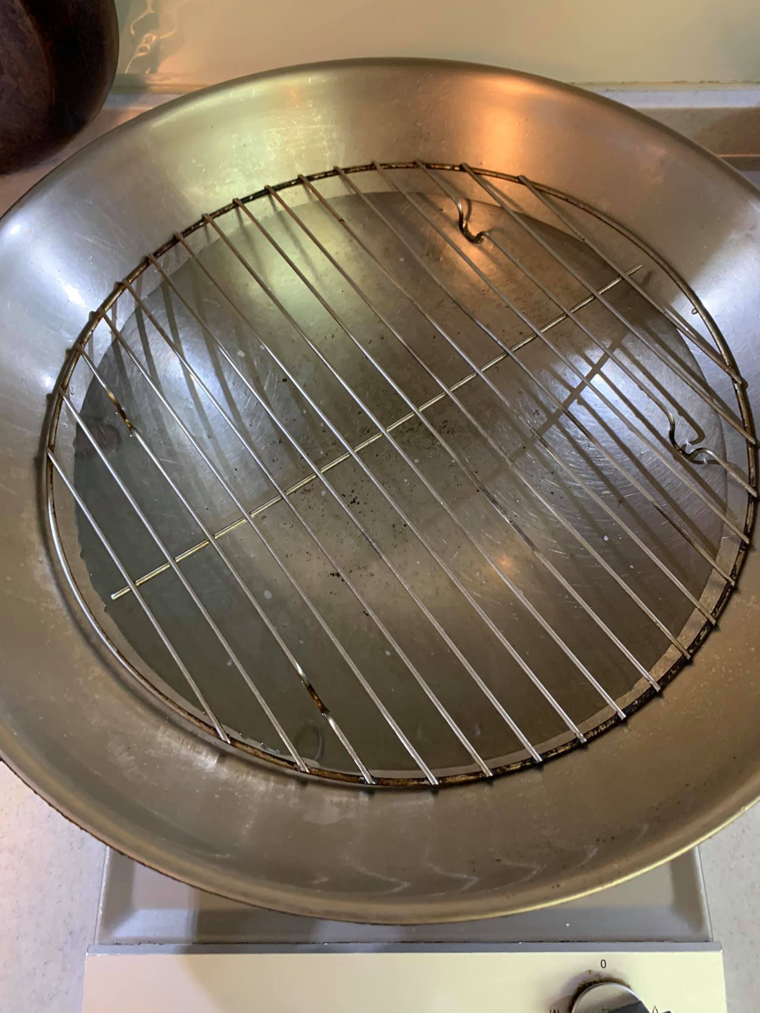 大鍋煮水。