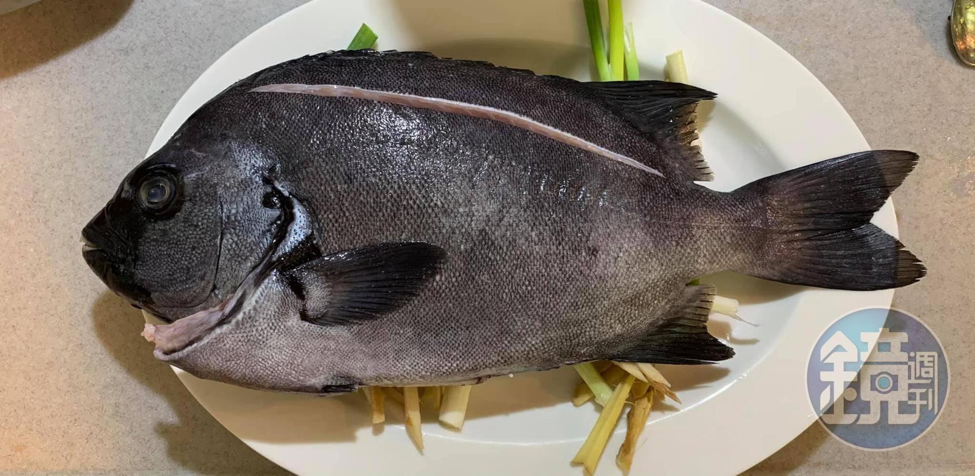 將魚放在蒸盤上。