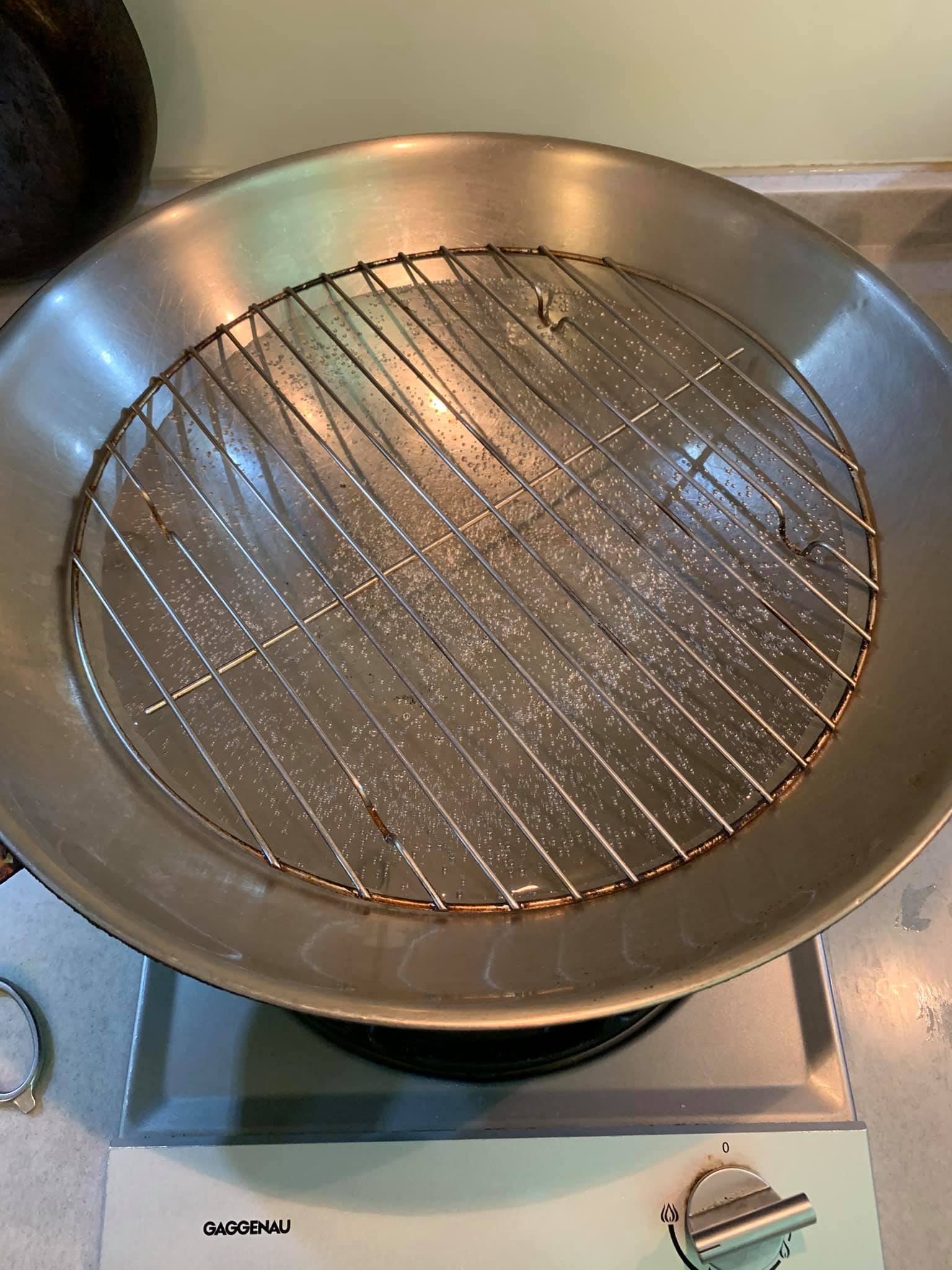 等鍋中的水大滾。