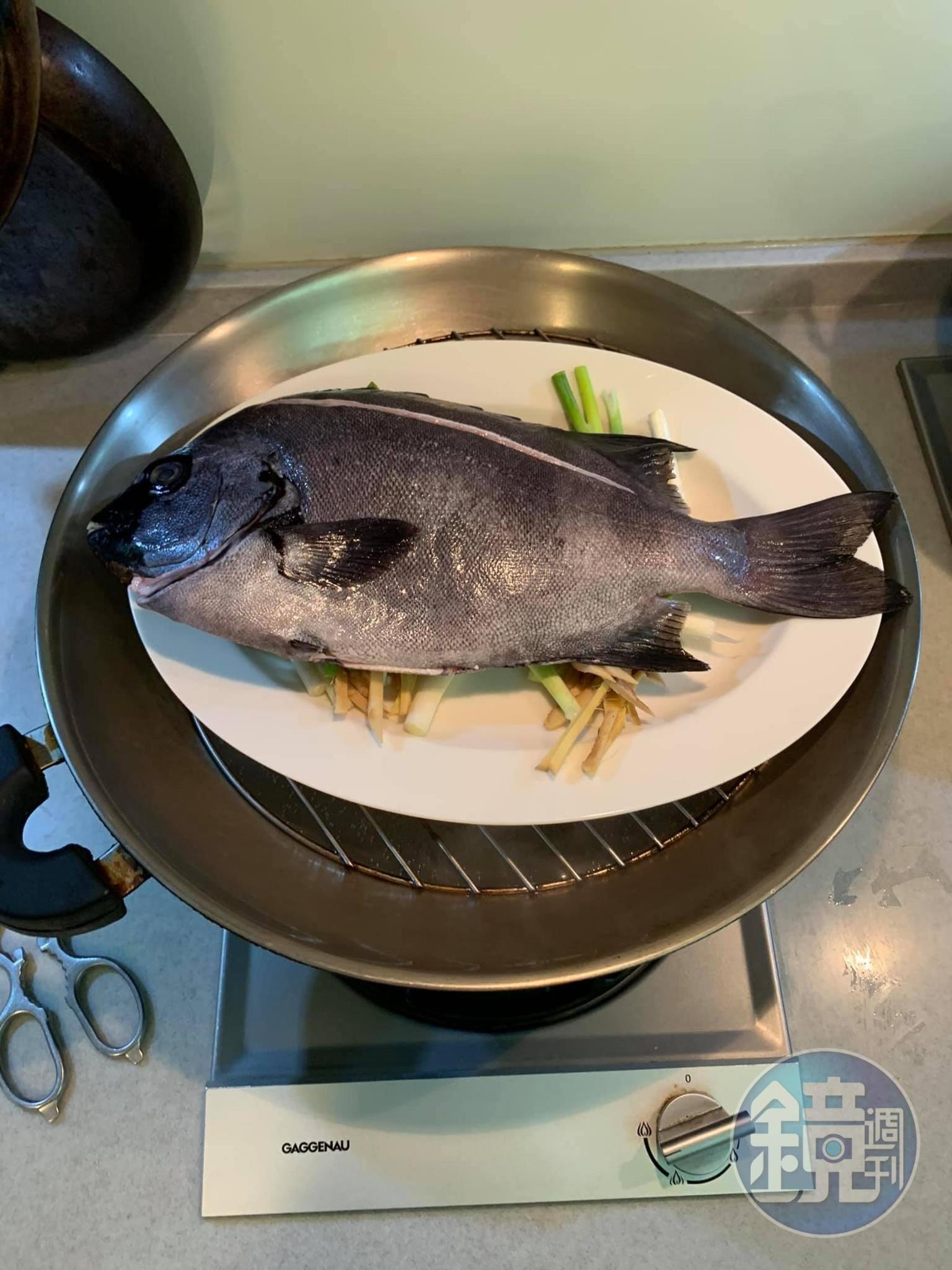 將魚放上蒸鍋。