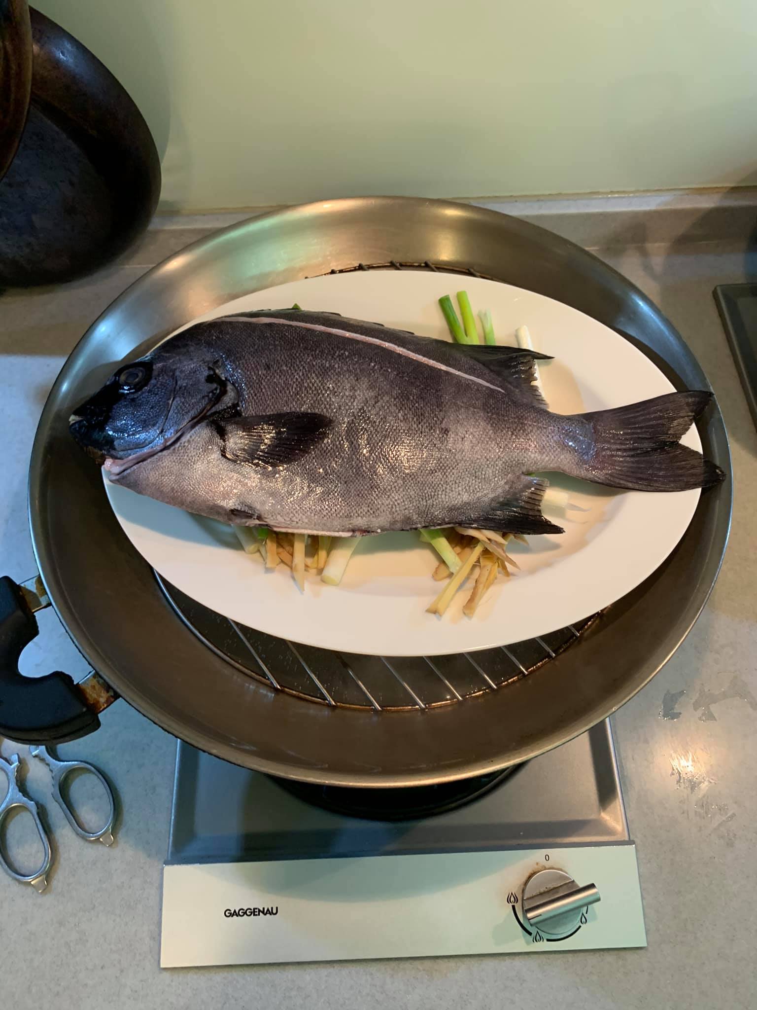 將魚放上蒸鍋。