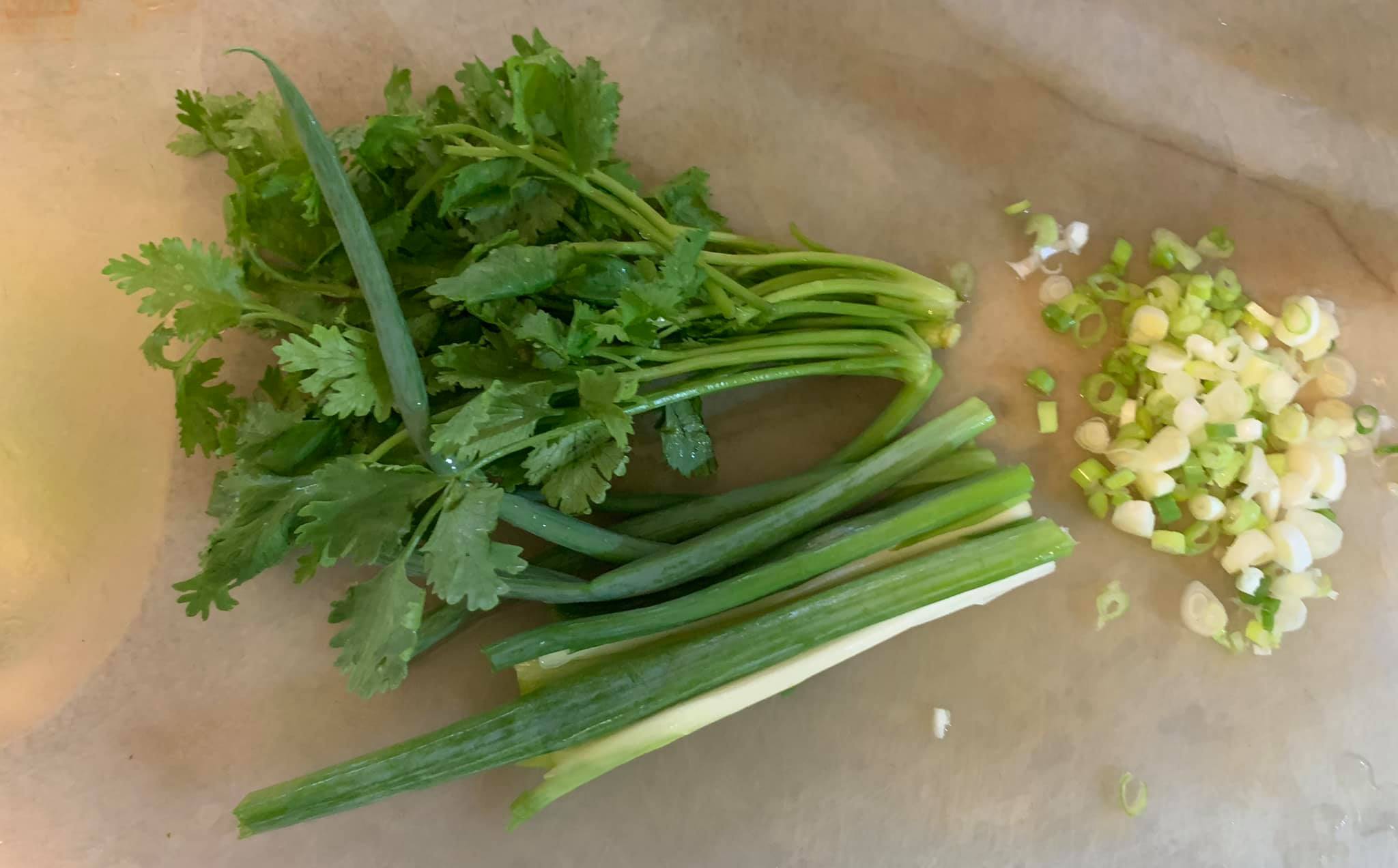 香菜切末，青葱切花。
