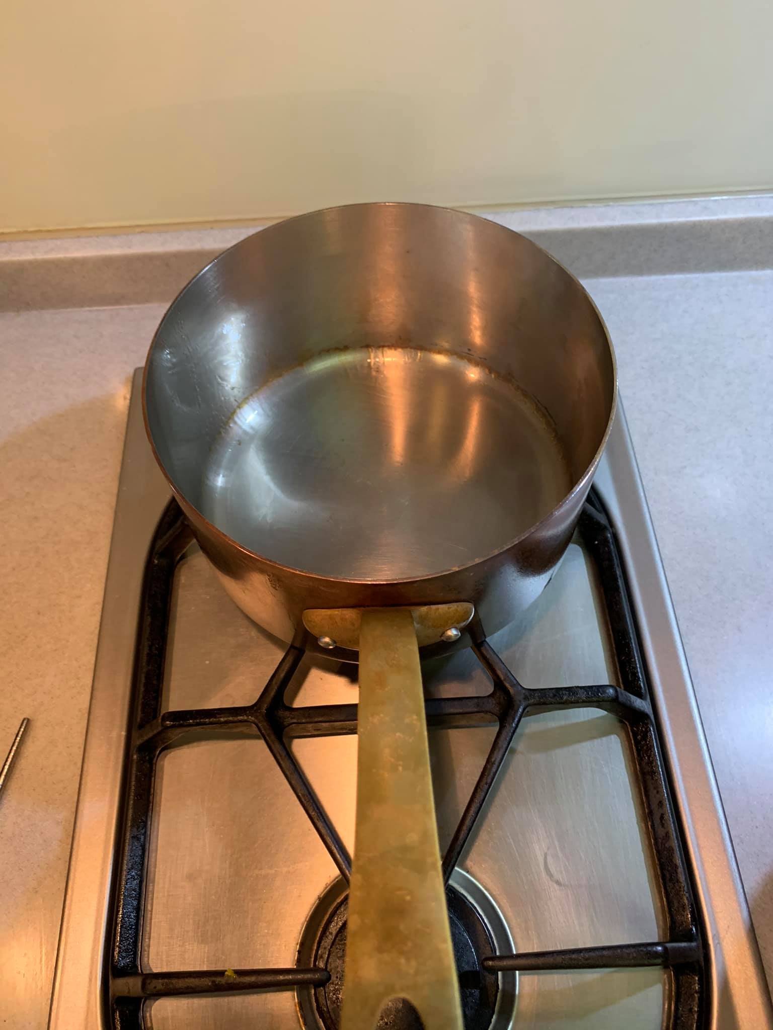 另用一小鍋燒熱橄欖油。