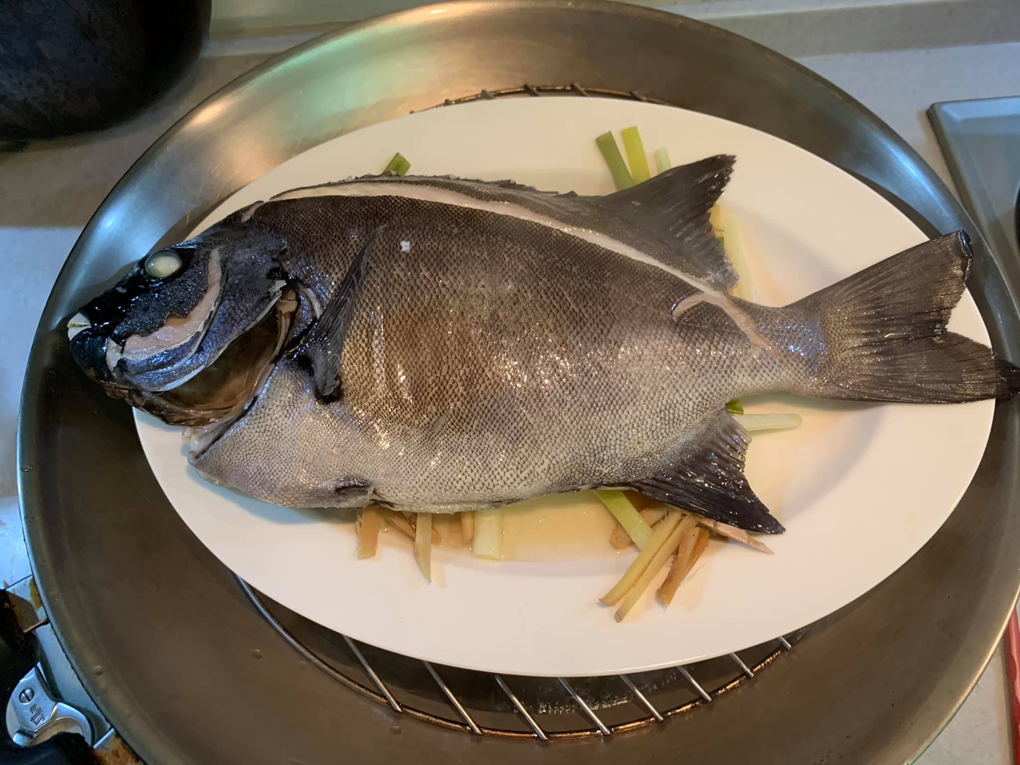 18分鐘後，魚已蒸好，將盤中蒸汁略微傾斜倒掉。