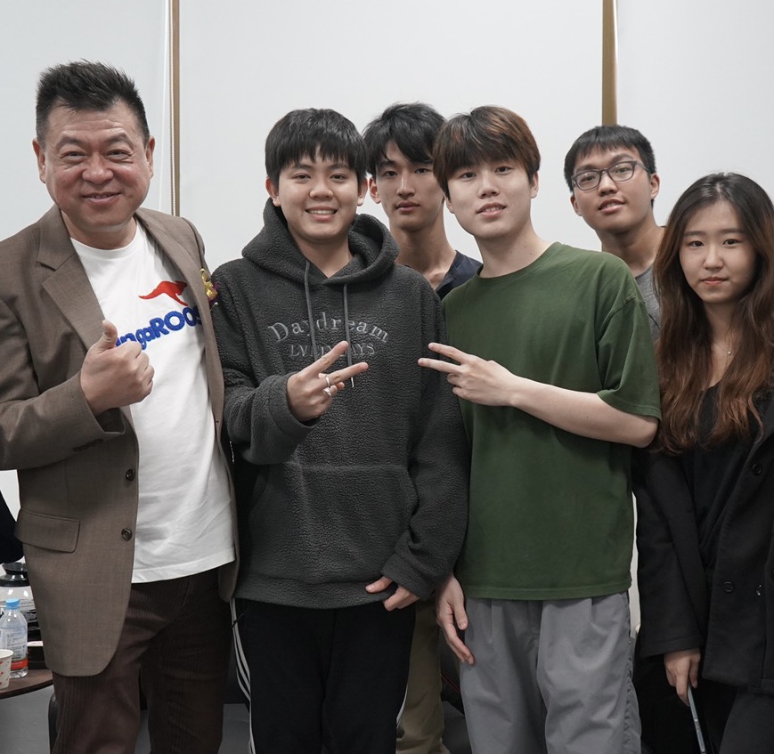 孫德榮（左一）與夢克製作團隊技術支援同學〈因為疫情〉MV。（台北海大提供）