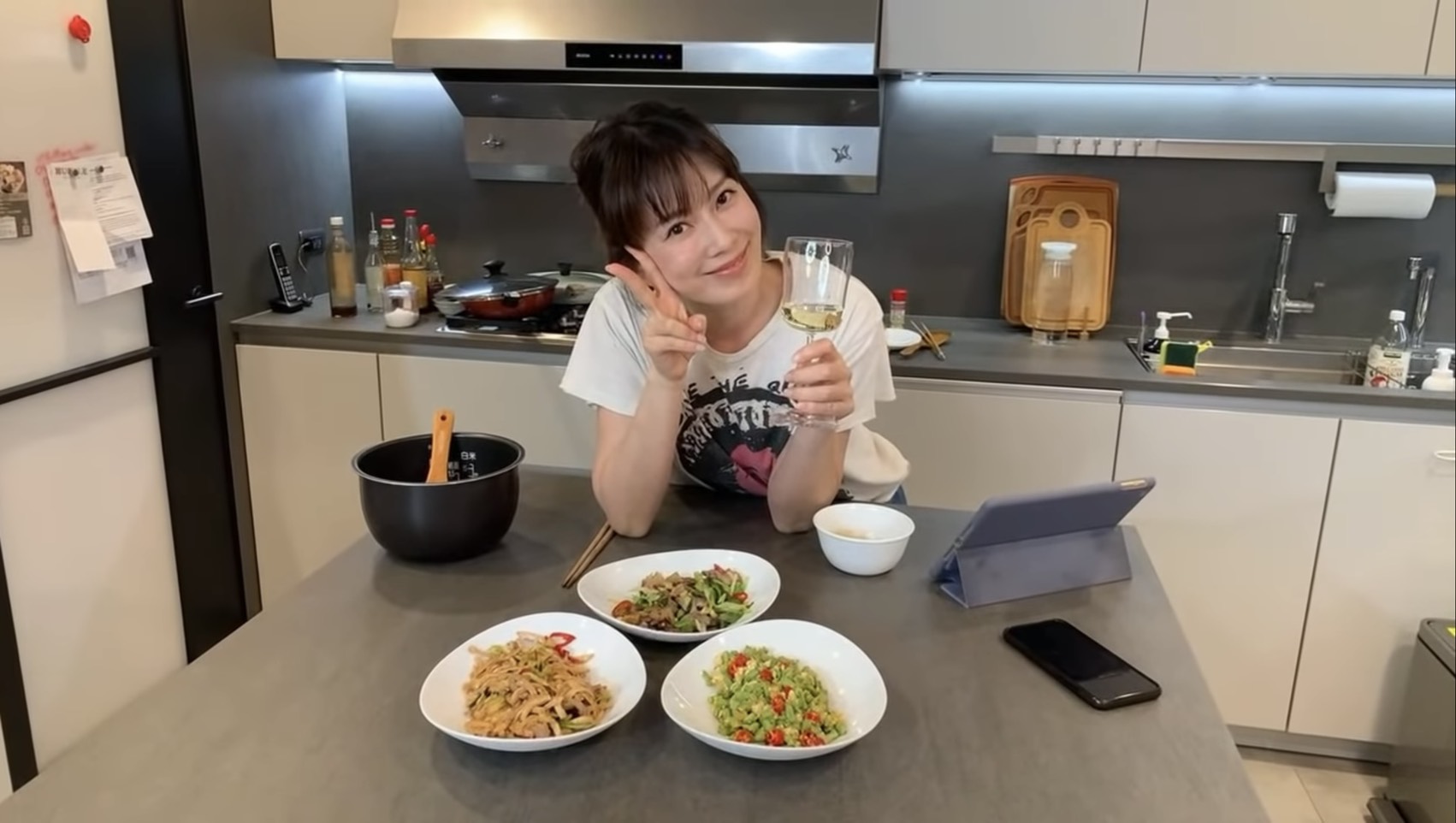 Melody昨(31)日直播30分鐘內,一口氣煮好3道菜。(TVBS提供)