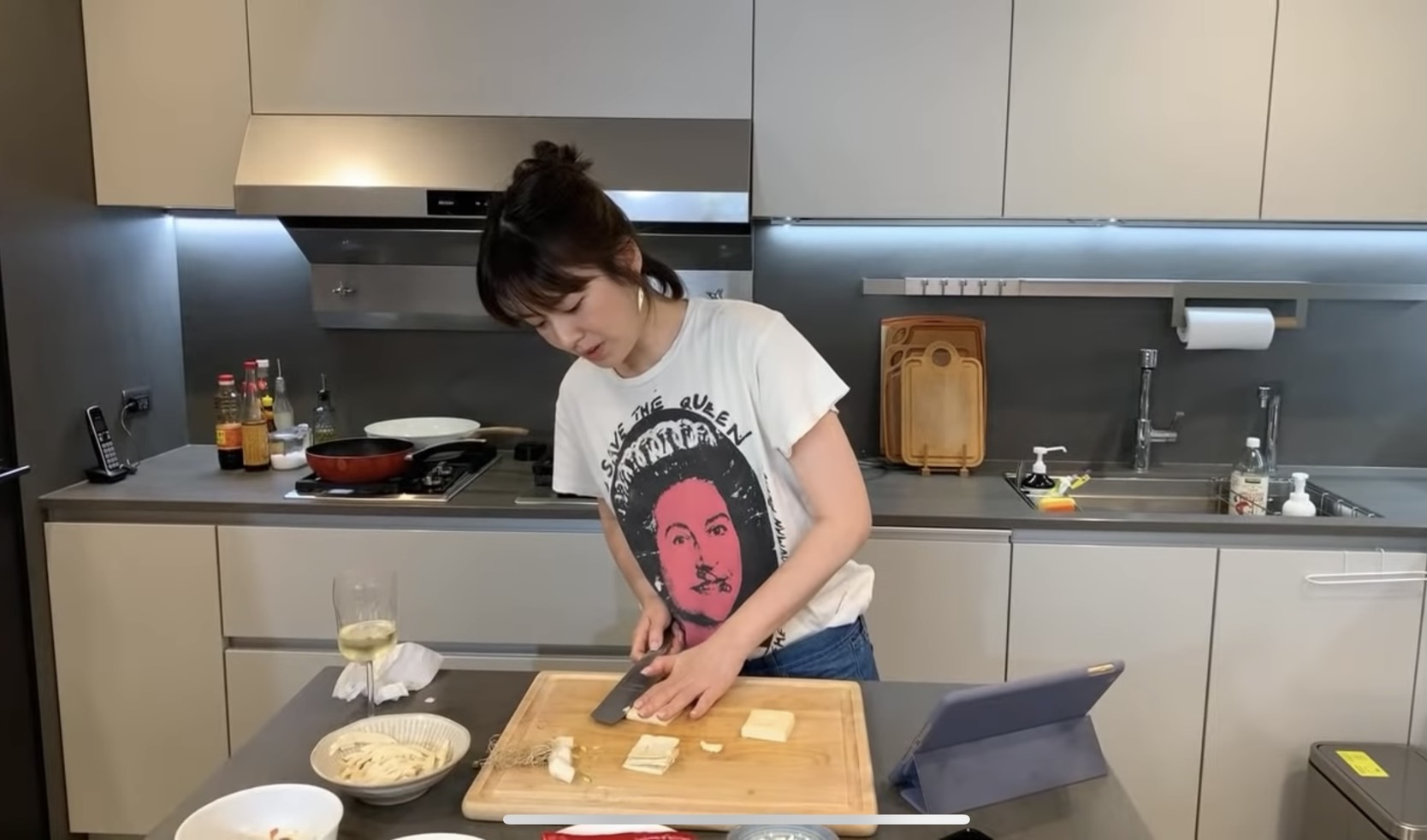因疫情關係綜藝節目皆暫停錄影，改由藝人線上直播，Melody首集有近千人收看。（TVBS提供）