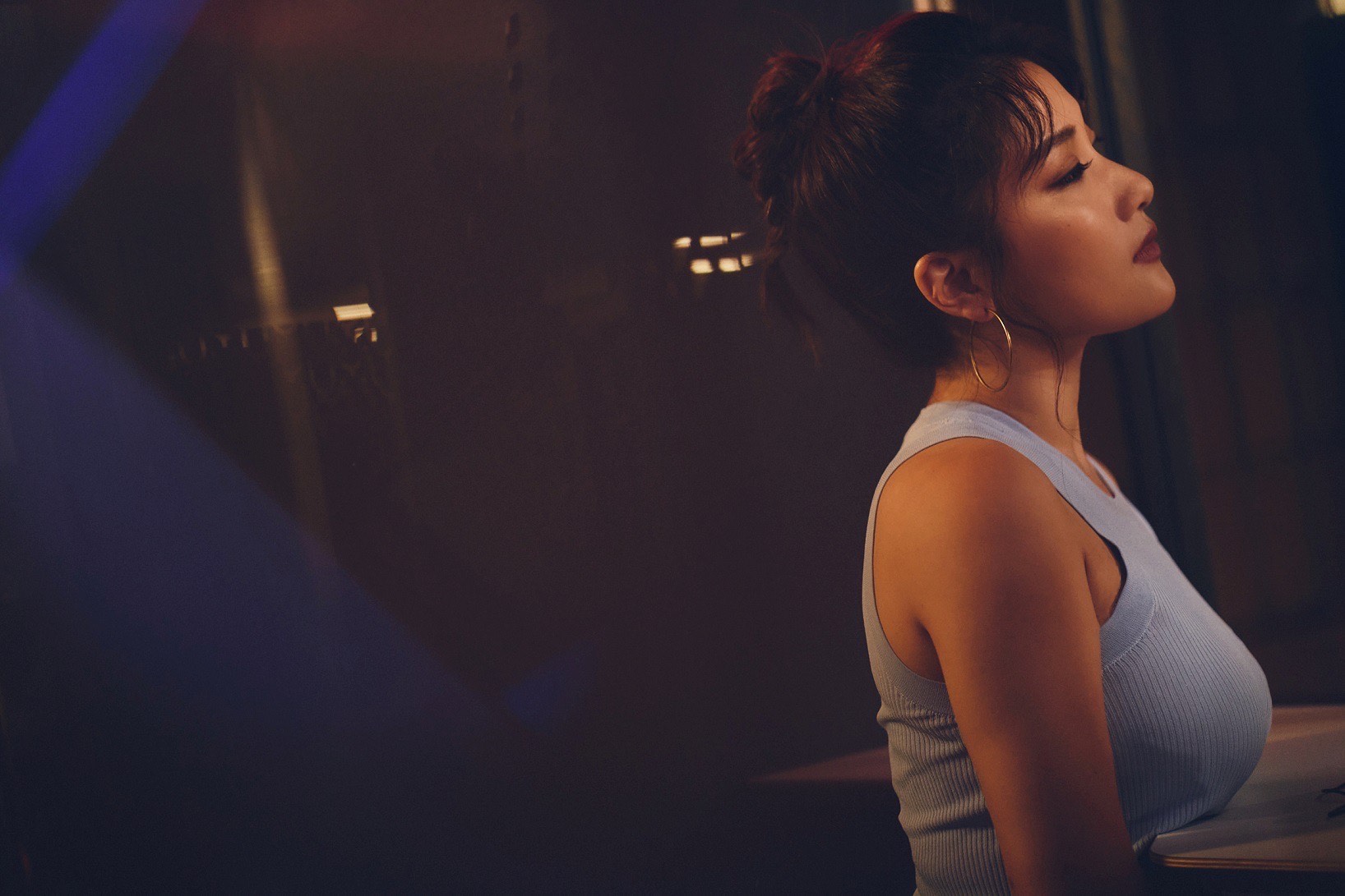 劉明湘在MV中秀傲人身材,將胸器擺在桌上。(湘湘工作室提供)