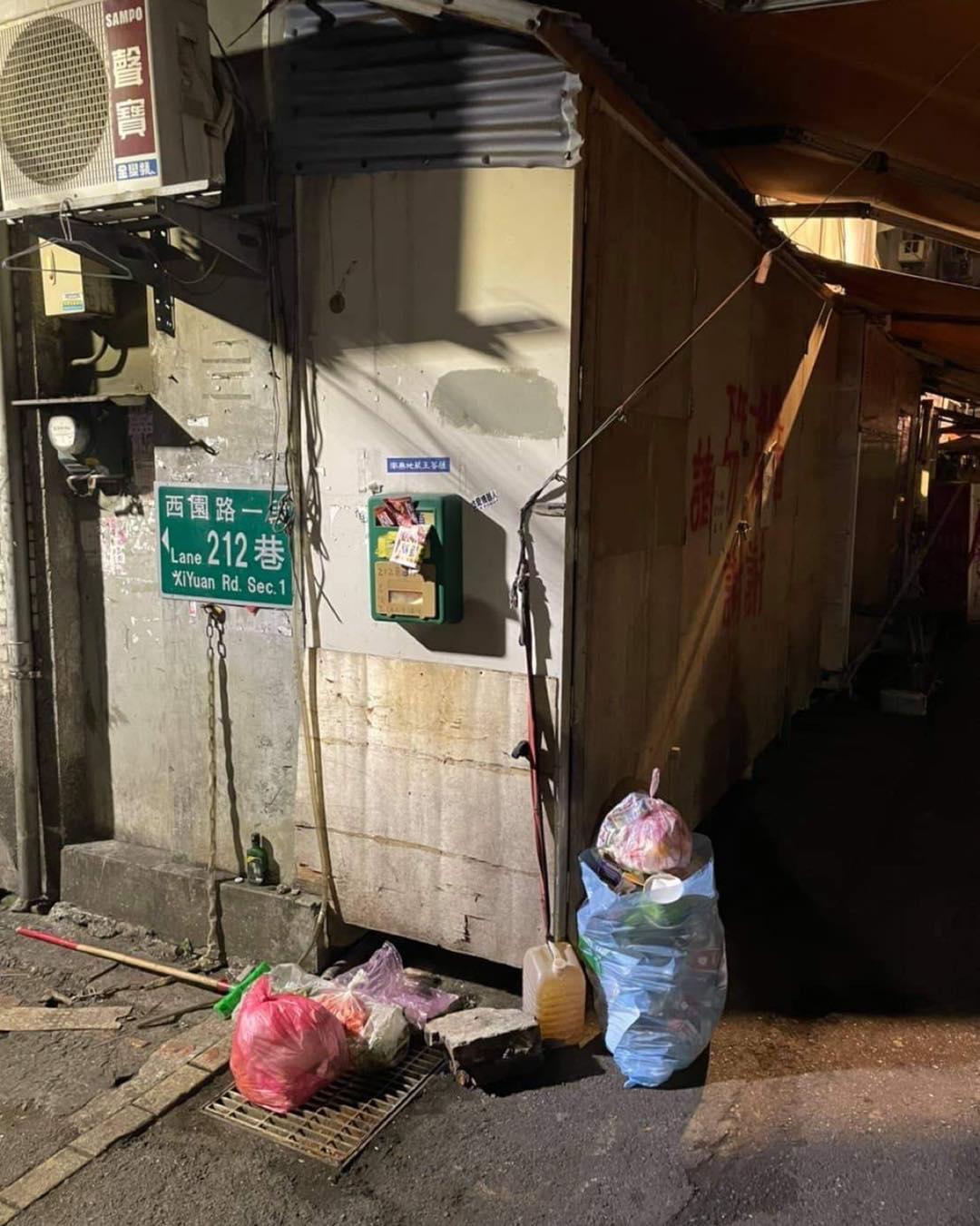 童仲彥說,疫情最嚴峻的前2週,被視為疫情重災區的茶室文化街宛如被遺忘的空城,街道上堆滿了垃圾。(翻攝台灣阿童—童仲彥臉書)