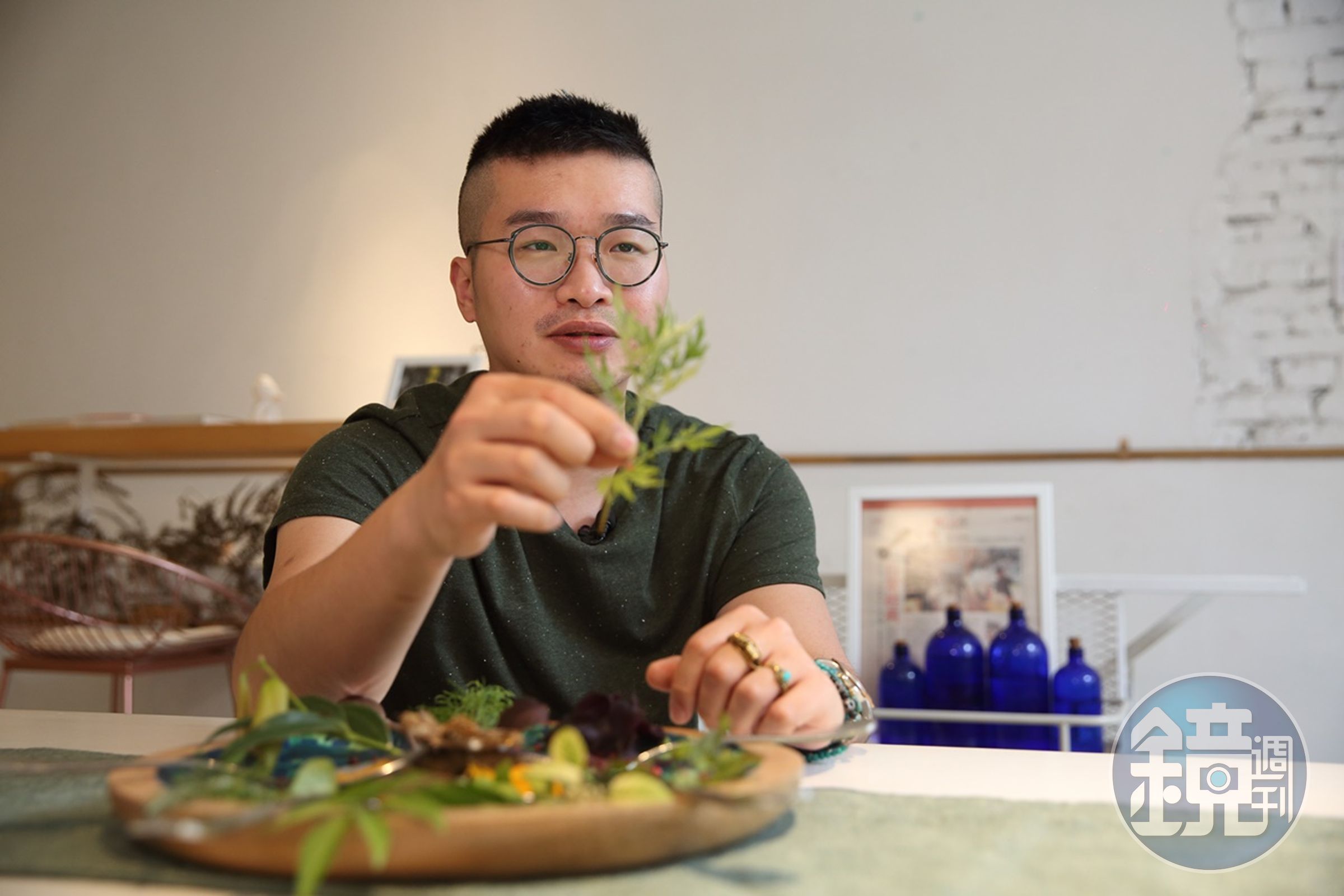 李俊頡是第一波參與物資動員的萬華店家，他捐出魚腥草茶包指定給第一線的警消、志工。