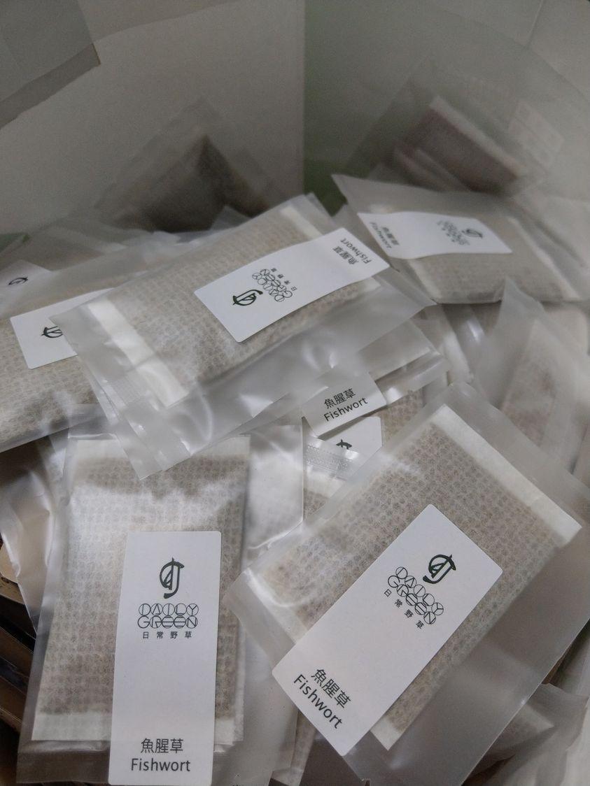 魚腥草能保健肺部與呼吸道,成為疫情下的搶手貨。日常野草捐贈的單包裝茶包,方便第一線志工隨時飲用。(翻攝自林立青臉書)