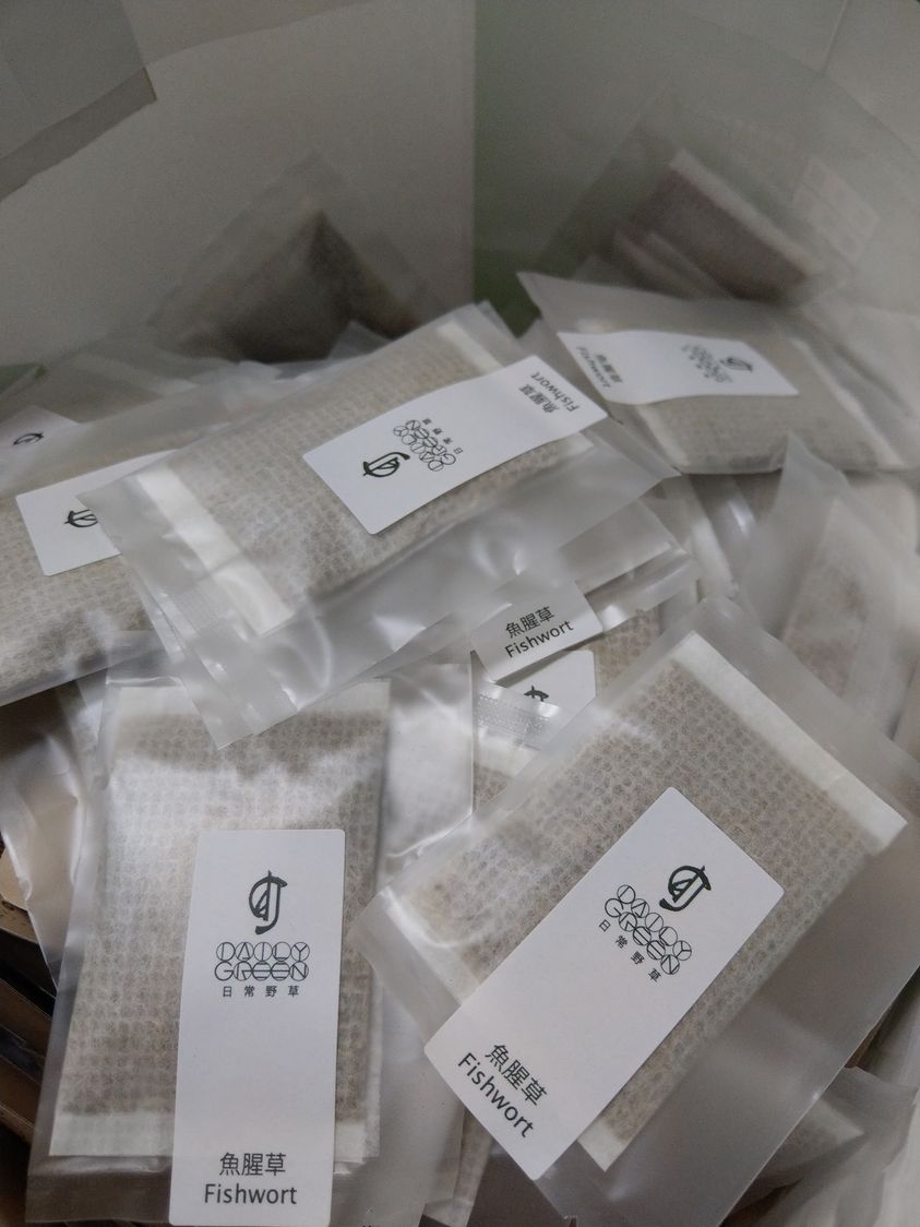 魚腥草能保健肺部與呼吸道,成為疫情下的搶手貨。日常野草捐贈的單包裝茶包,方便第一線志工隨時飲用。(翻攝自林立青臉書)
