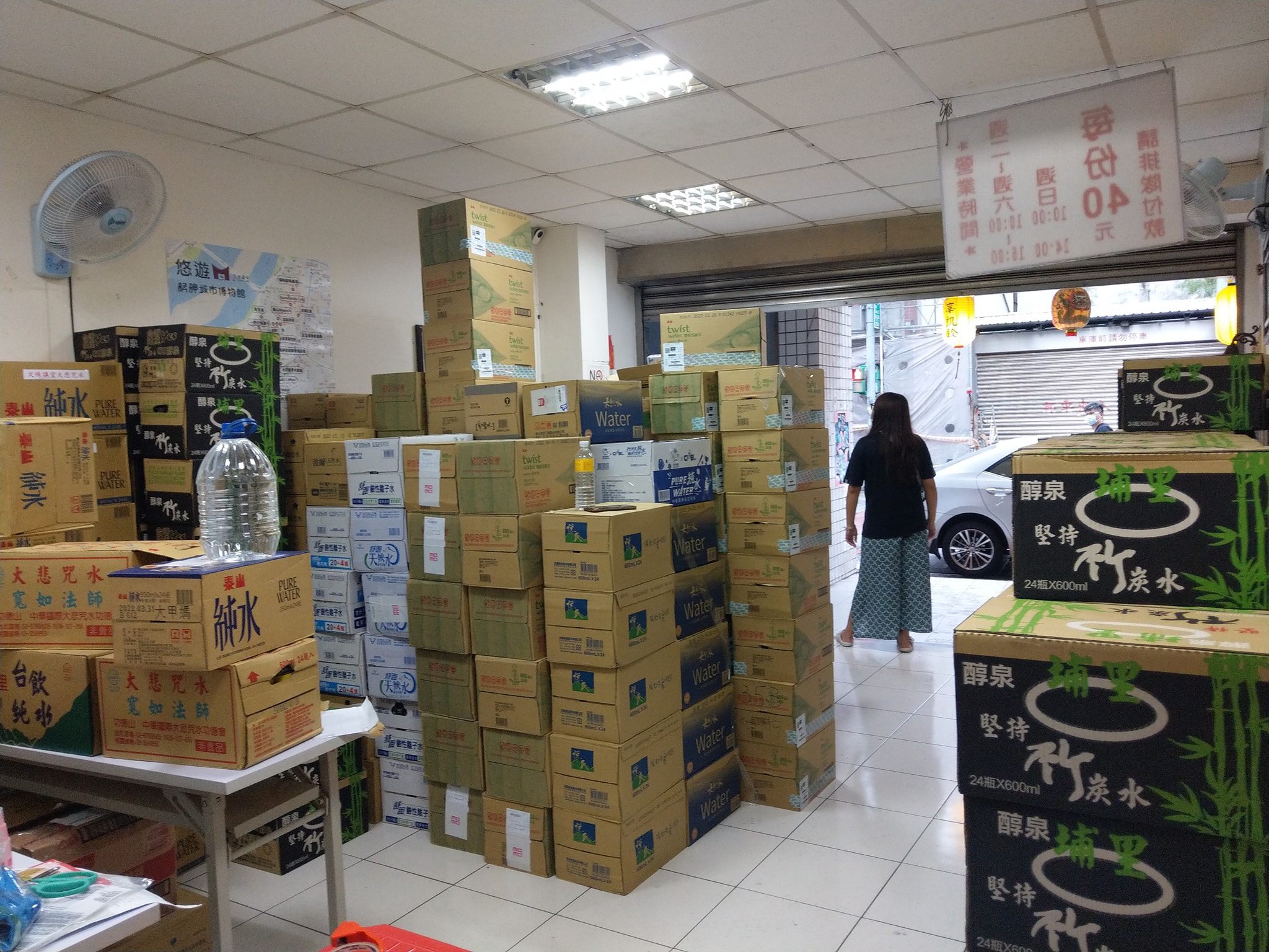 疫情在萬華爆發後，許多店家如在地開業60年的涼粉伯，第一時間把店面變為物資集散地。（翻攝自人生百味粉專）