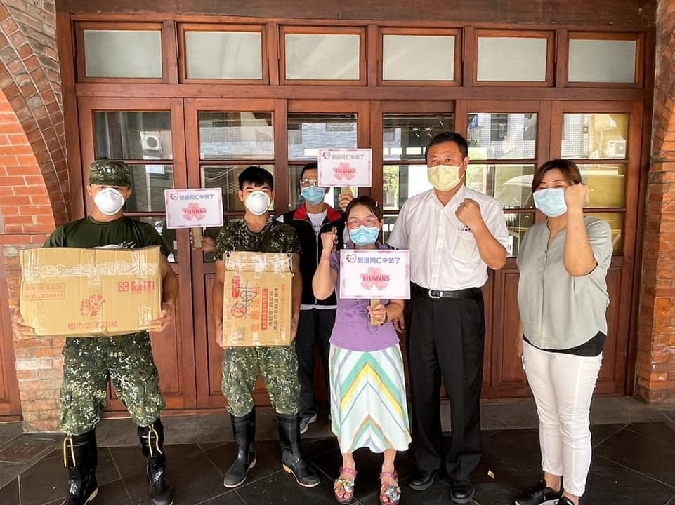 台北市議員郭昭巖（右3）動員國際扶輪社協助醫護募餐，加上在地店家自發性投入捐助，眾人一起接力挺萬華。（翻攝郭昭巖粉絲團）