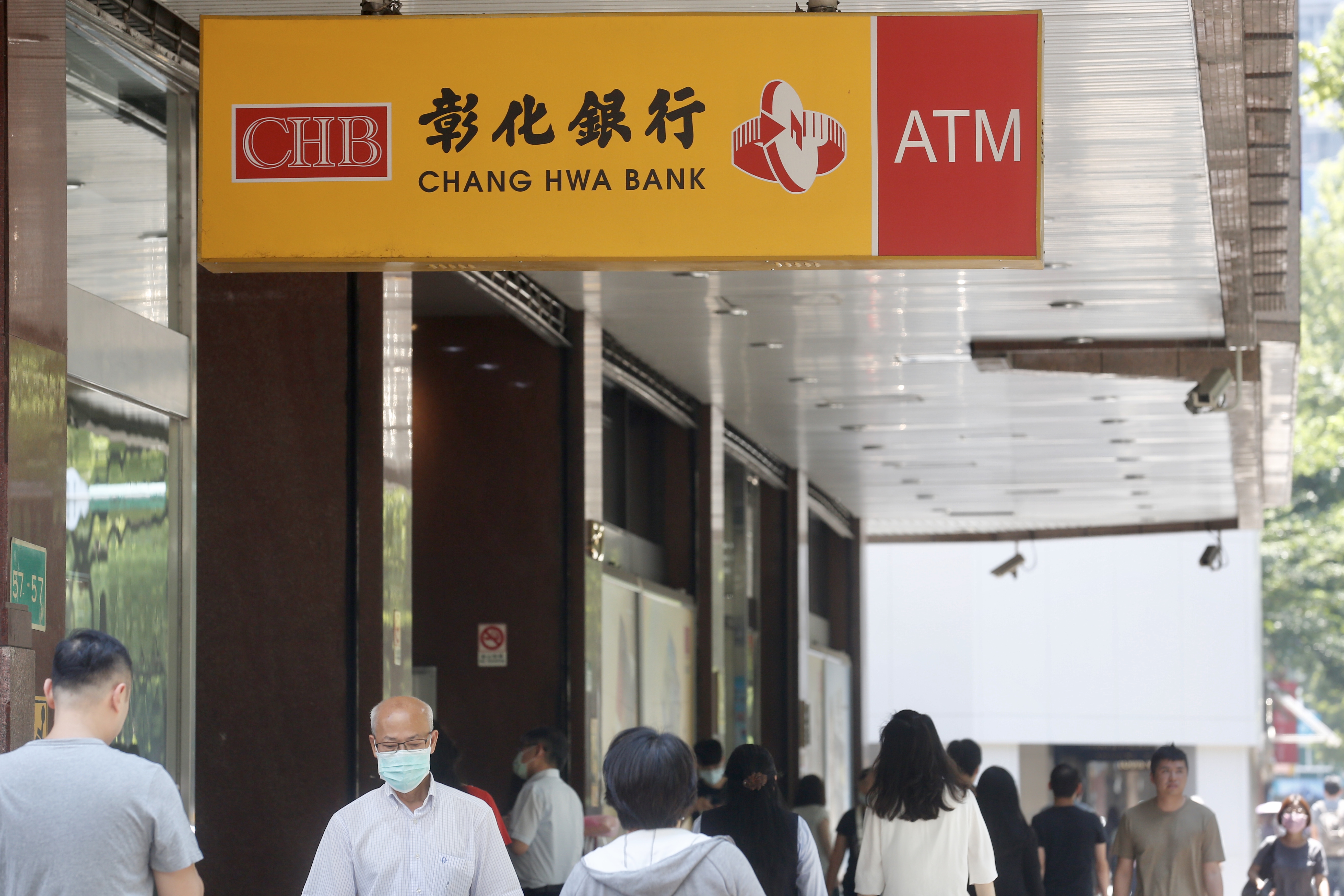 金融業陸續爆出員工確診，雖然金管會表示不能中斷營運，但會給予減時、暫停部分業務等應變措施。（示意圖，本刊資料照）