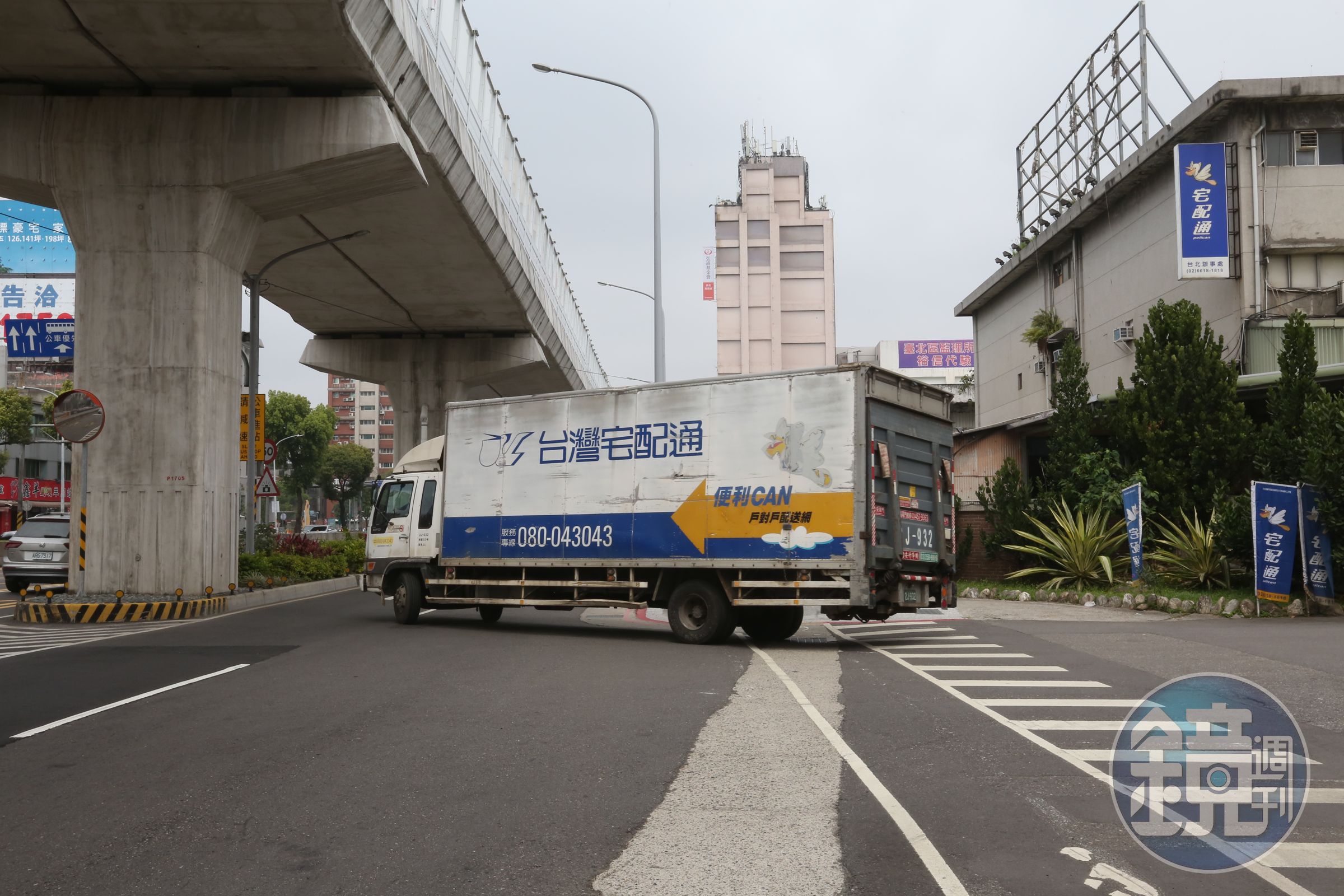 疫情升溫，民眾在家防疫導致物流運量暴增。