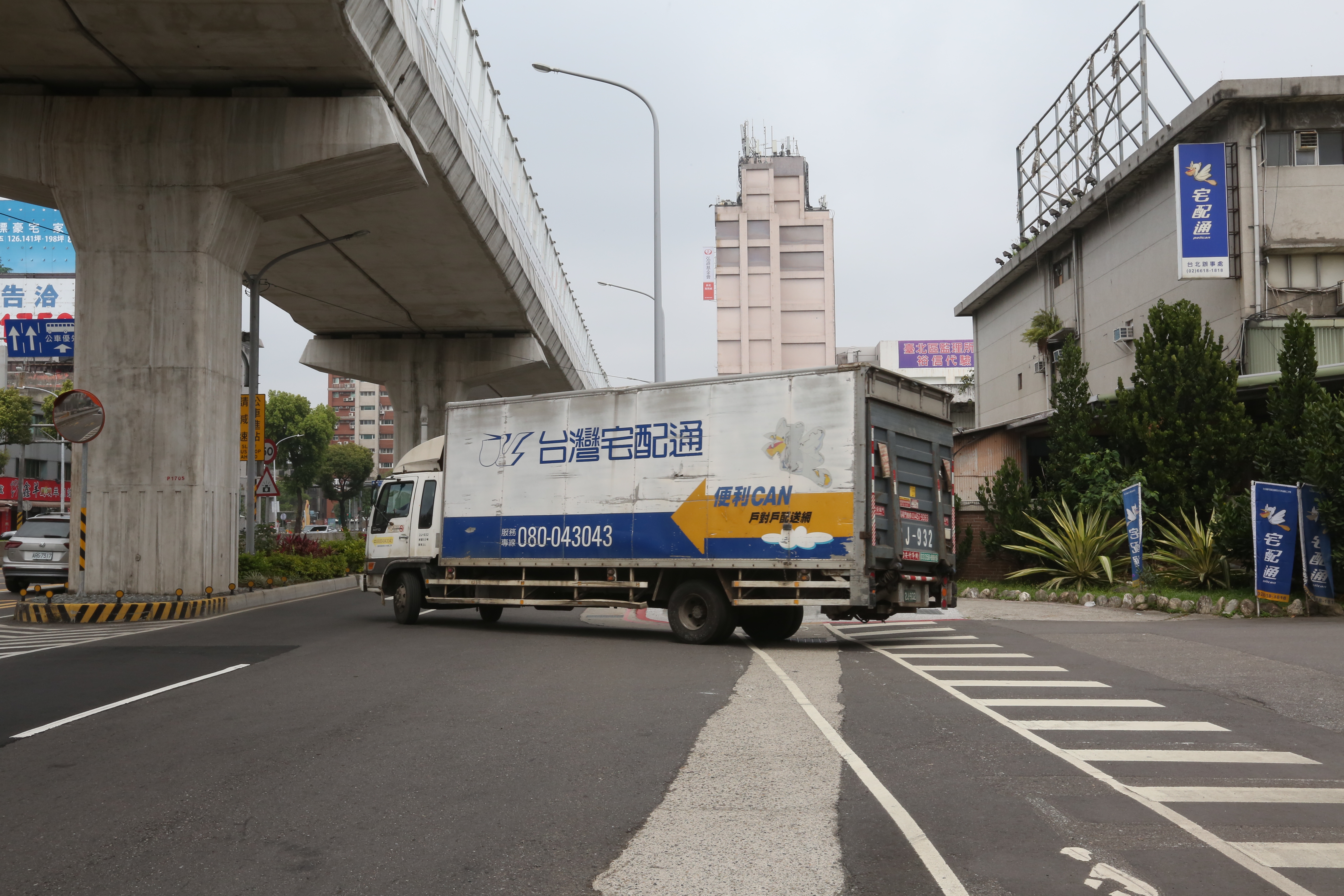 疫情升溫，民眾在家防疫導致物流運量暴增。