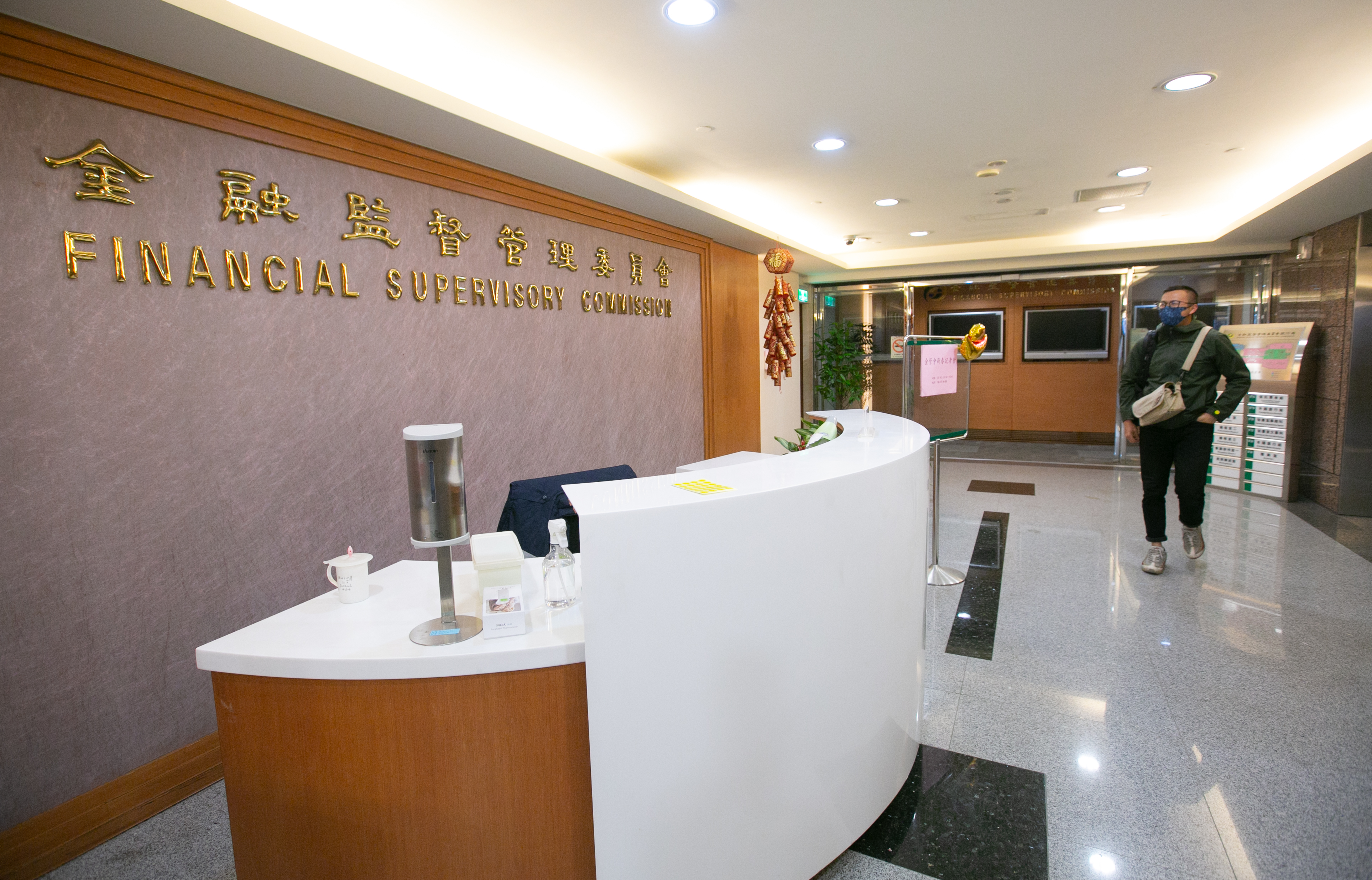 本土疫情爆發後，超過50金融業員工染疫。（本刊資料照）