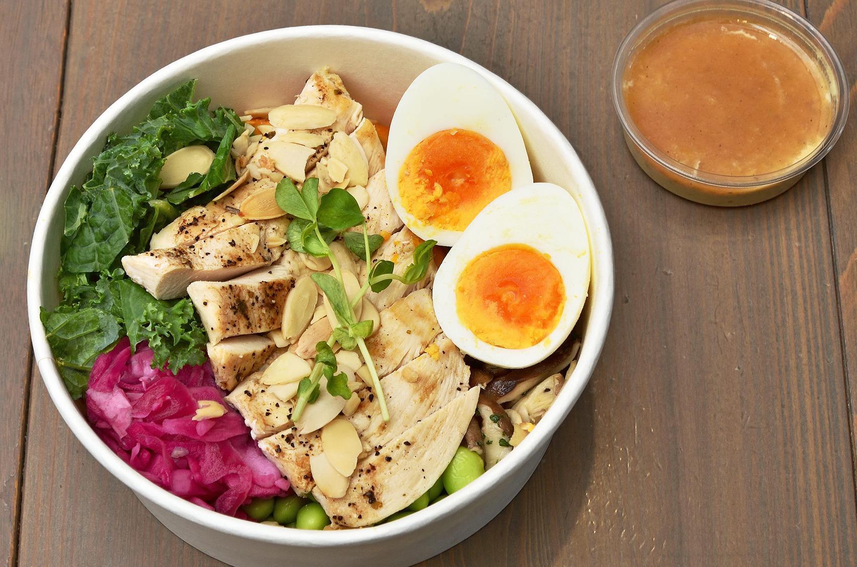 「腰果味噌雞胸穀物能量碗」以優質蛋白質搭配大量的天然蔬果，一次獲得滿滿的健康能量。（雄獅旅遊提供）