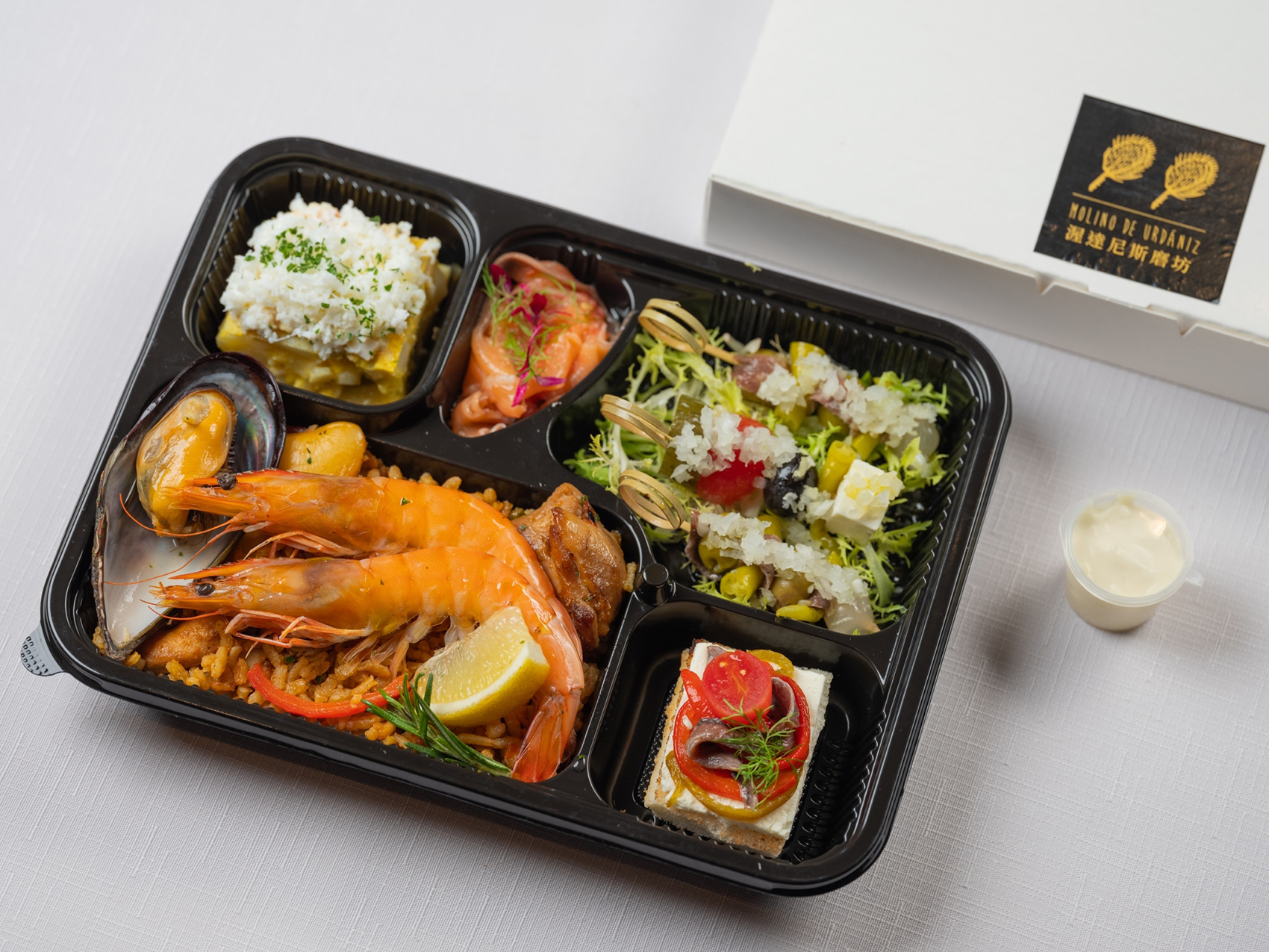 西班牙米其林外帶餐盒可選擇「西班牙海鮮烤飯」或「嫩煎雞胸義大利麵」其中一種主食。（480元／份）（KKday提供）
