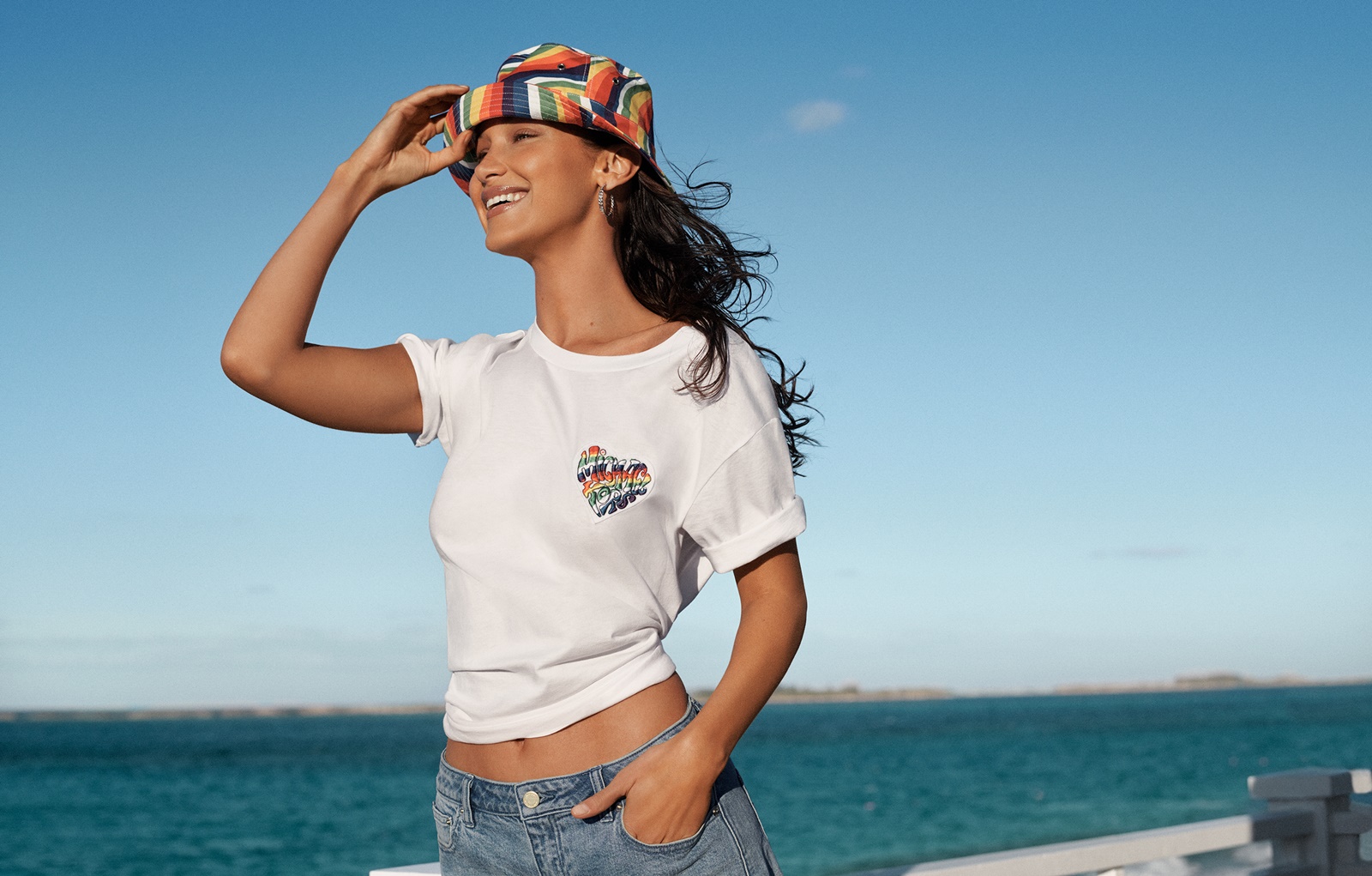 Bella Hadid演繹最新Michael Kors PRIDE彩虹膠囊系列。白色T-Shirt NT$3,900。（MICHAEL KORS）