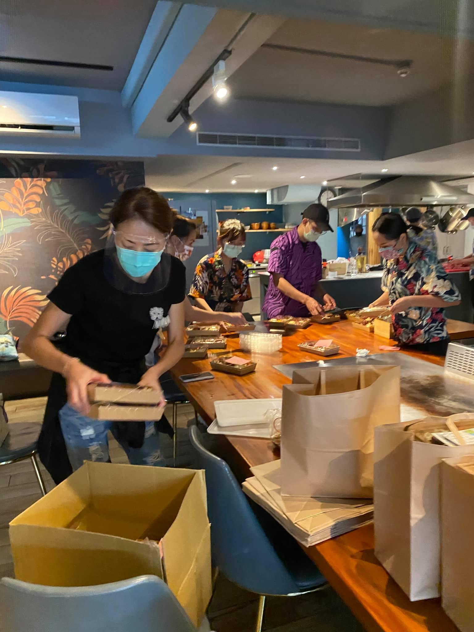 賈永婕到餐廳幫忙包貨。(翻攝賈永婕臉書)